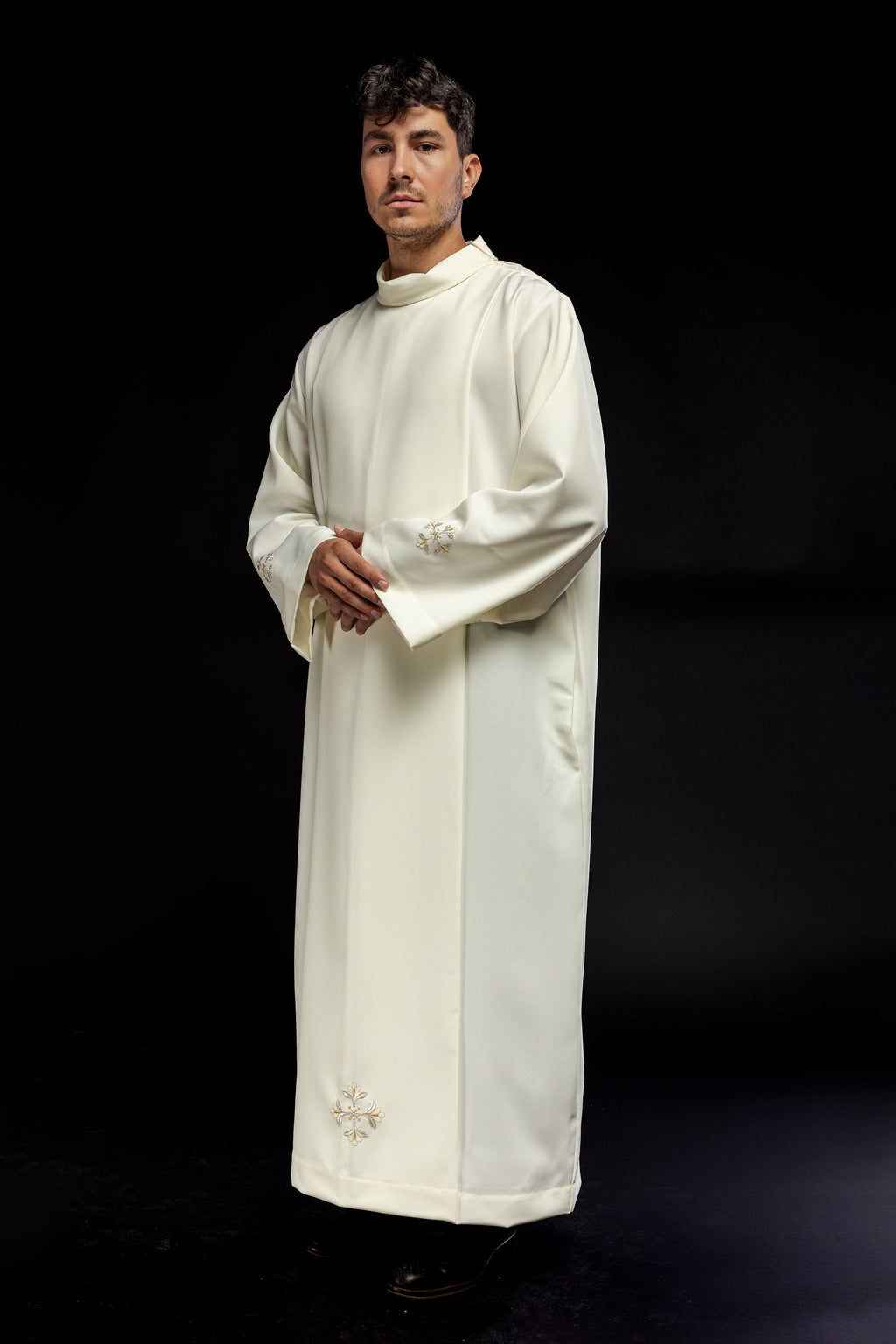 Robe de prêtre à col roulé décorée de broderies écrues