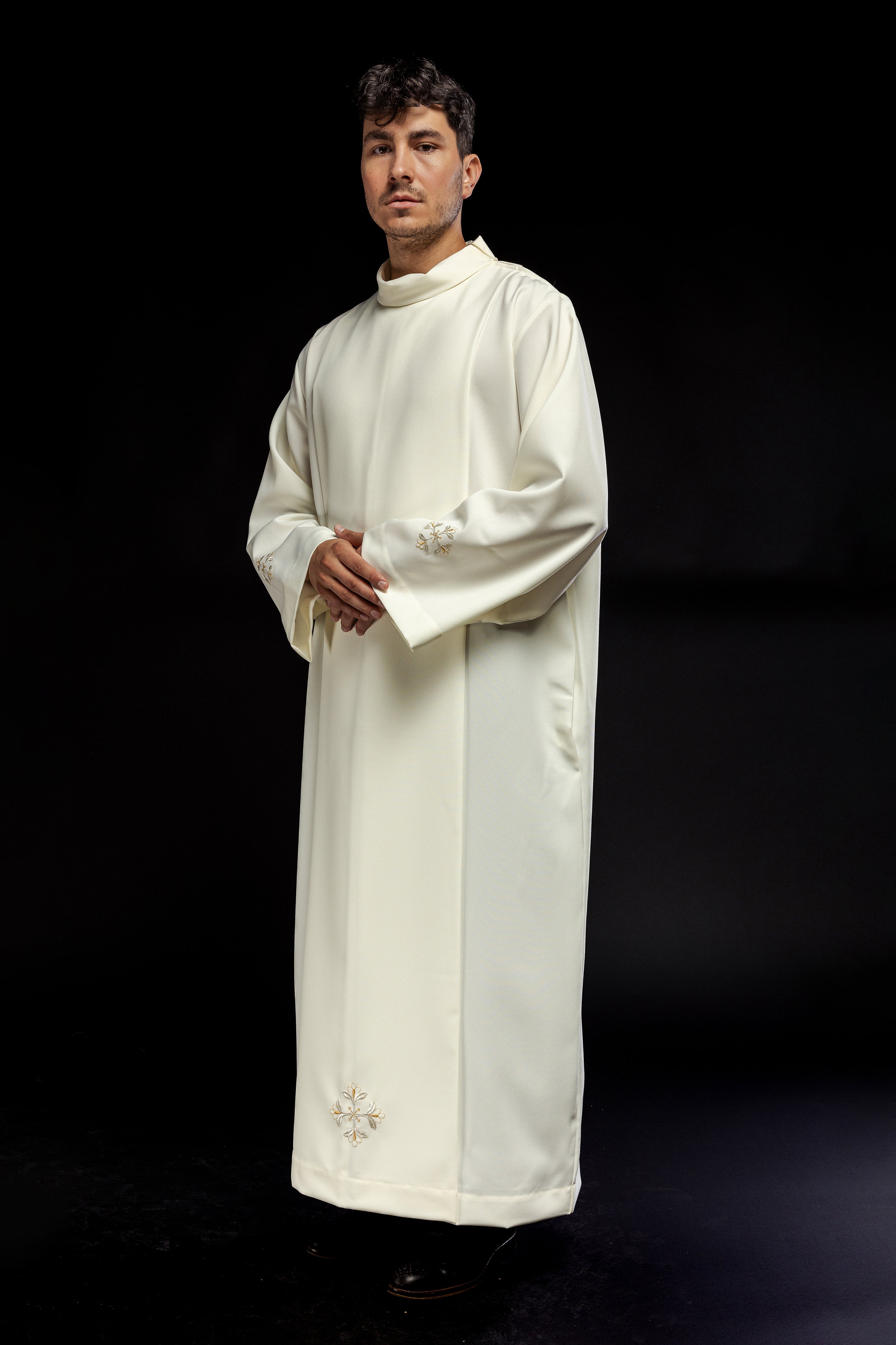 Robe de prêtre à col roulé décorée de broderies écrues