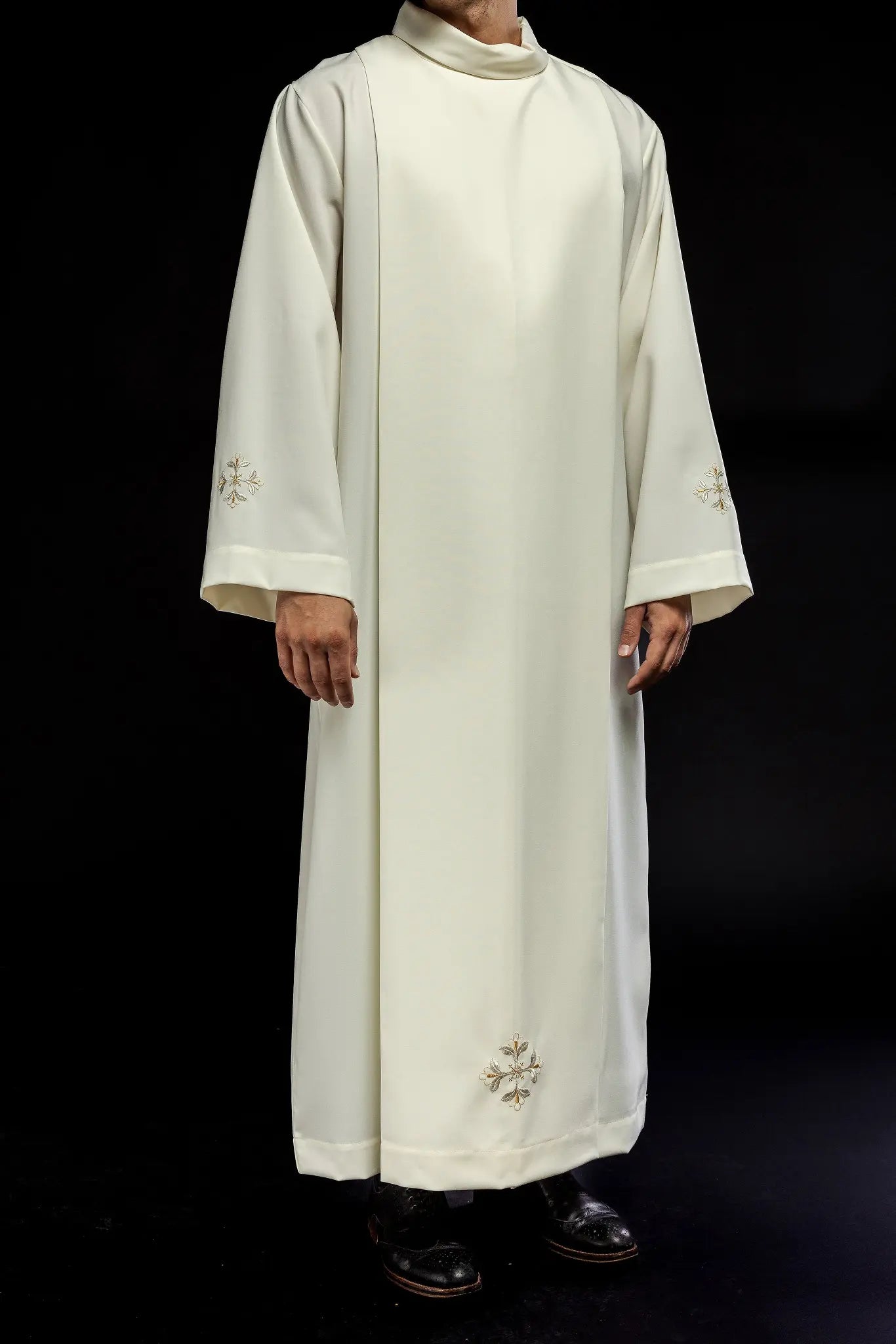 Robe de prêtre à col roulé décorée de broderies écrues