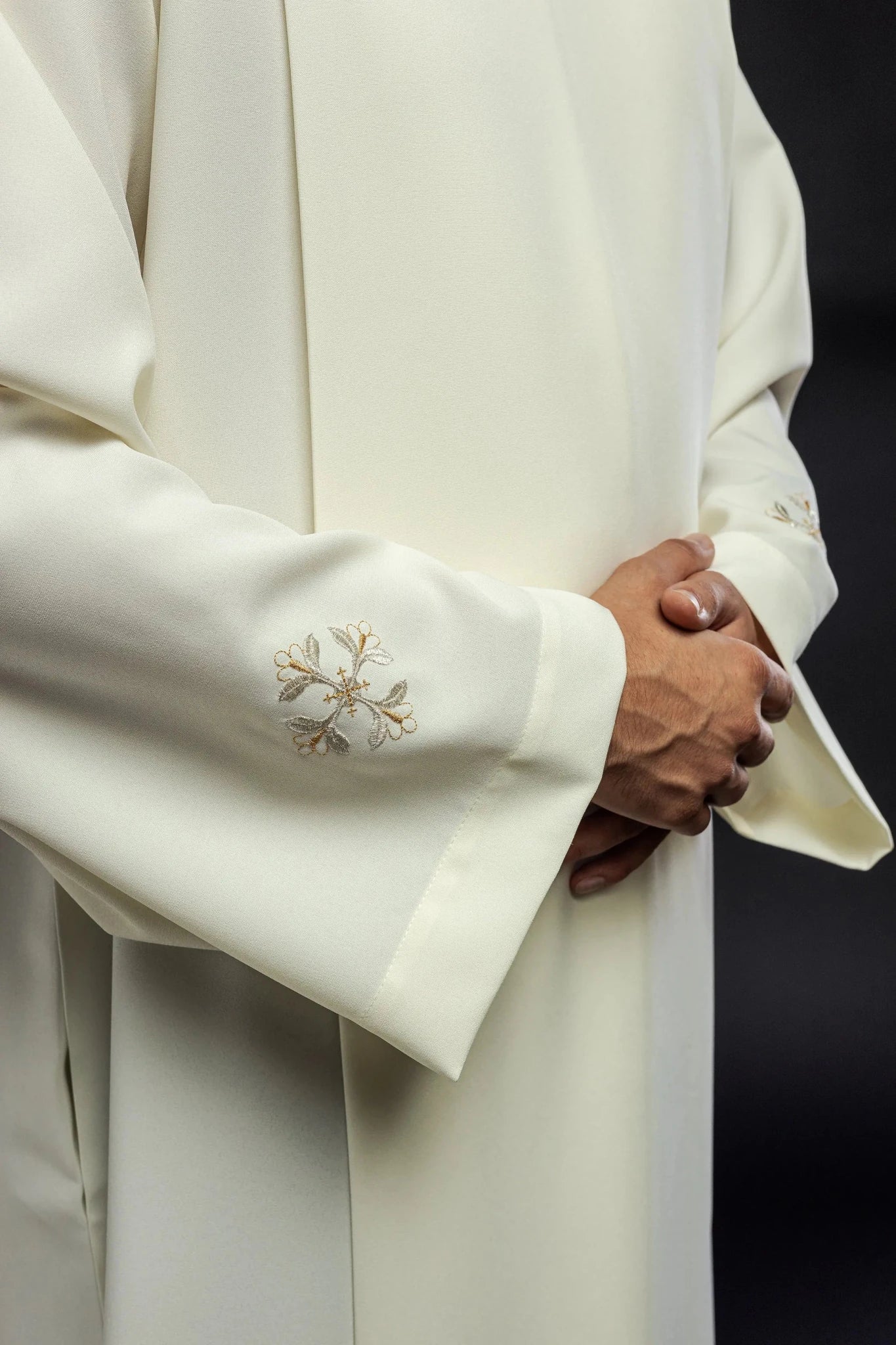 Robe de prêtre à col roulé décorée de broderies écrues