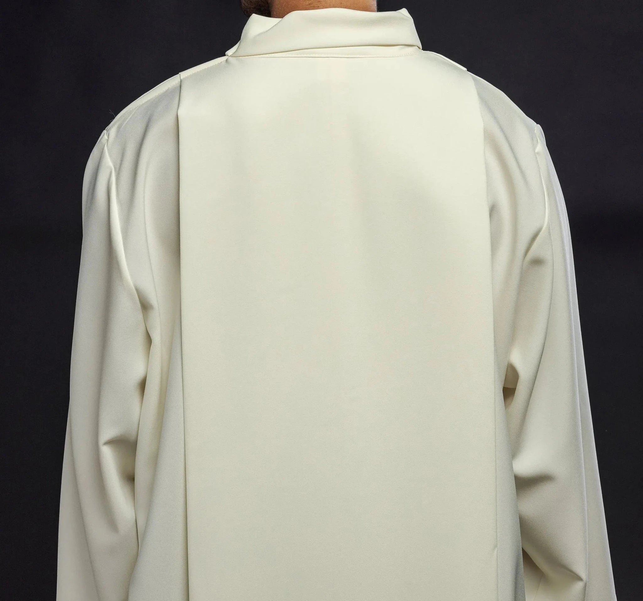 Robe de prêtre à col roulé décorée de broderies écrues