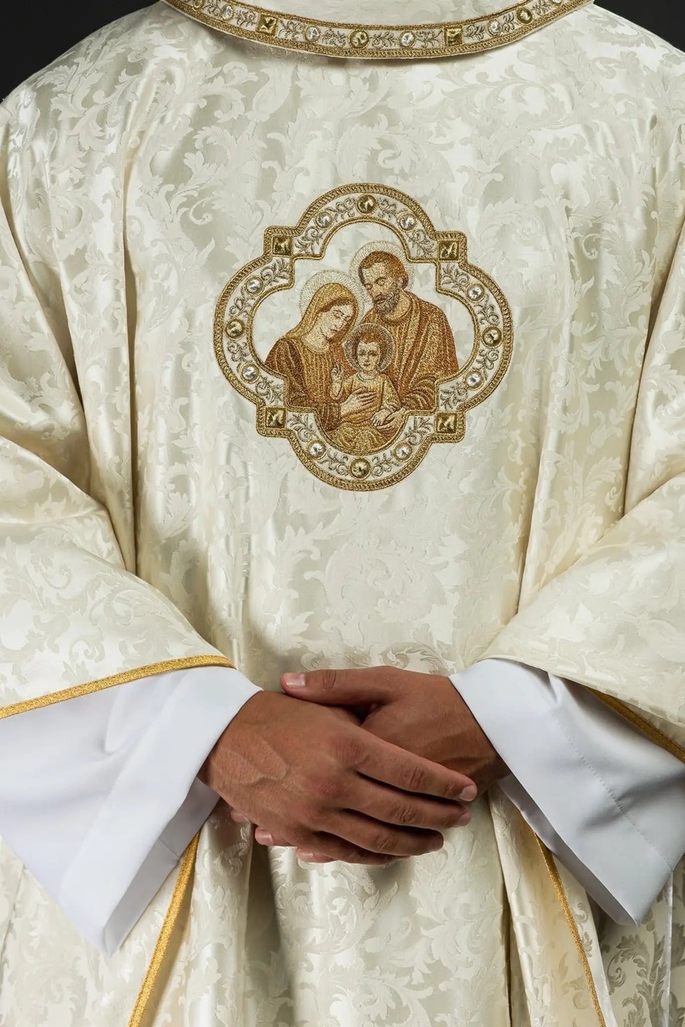 Chasuble de Noël brodée avec l'image de la Sainte Famille