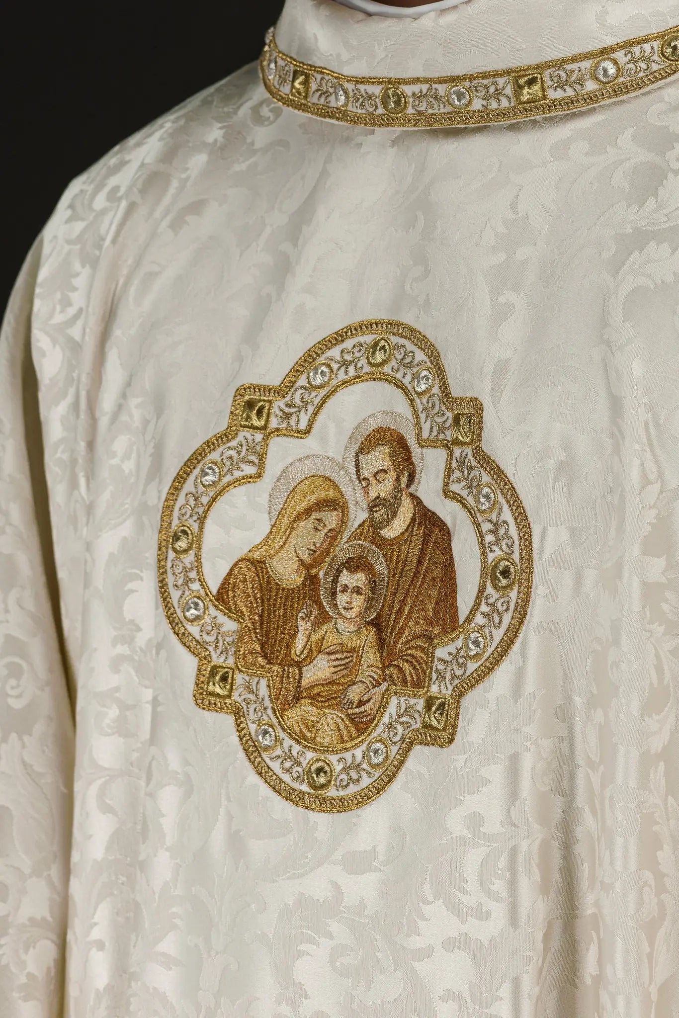 Chasuble de Noël brodée avec l'image de la Sainte Famille