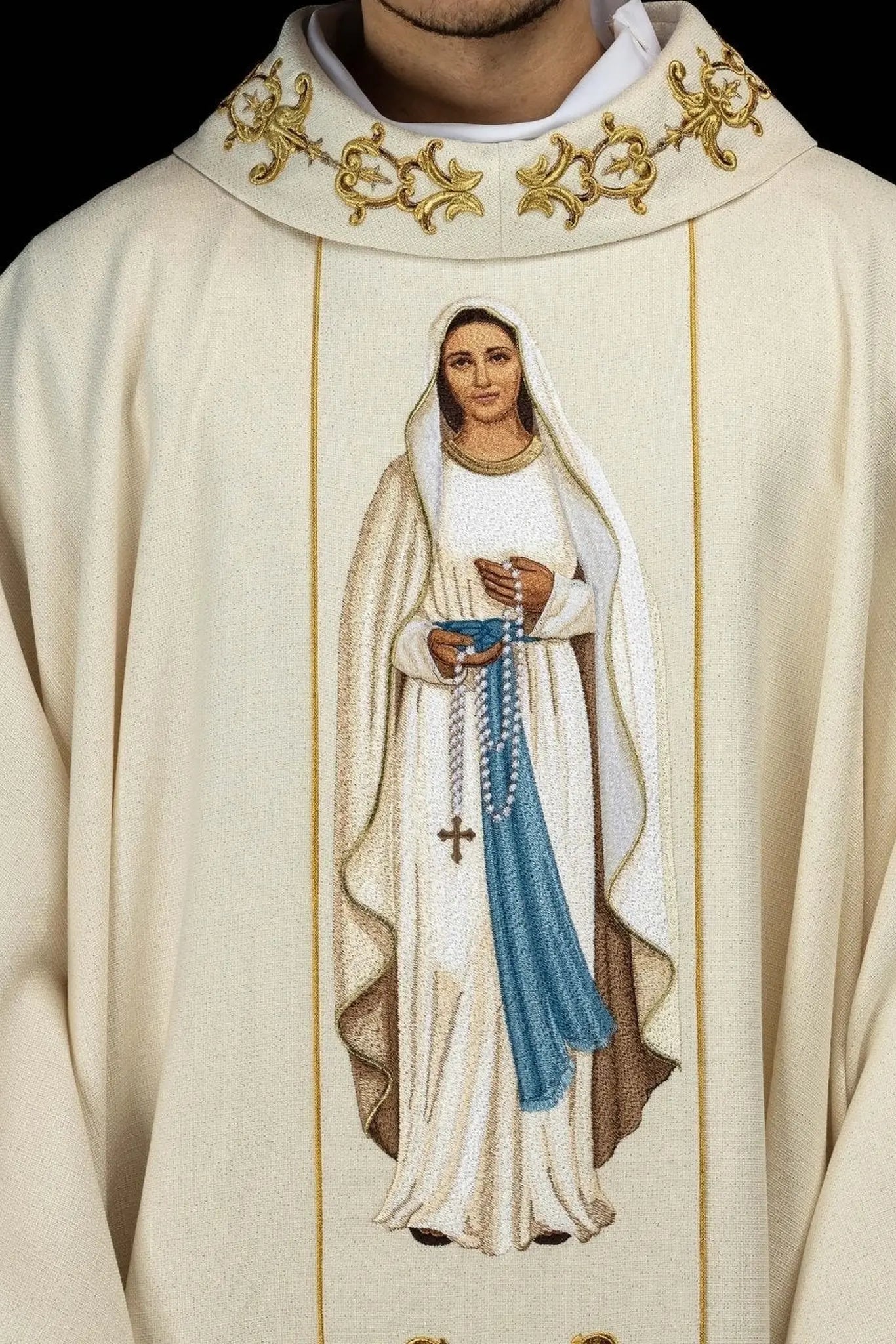 Chasuble richement brodée avec Notre-Dame du Rosaire