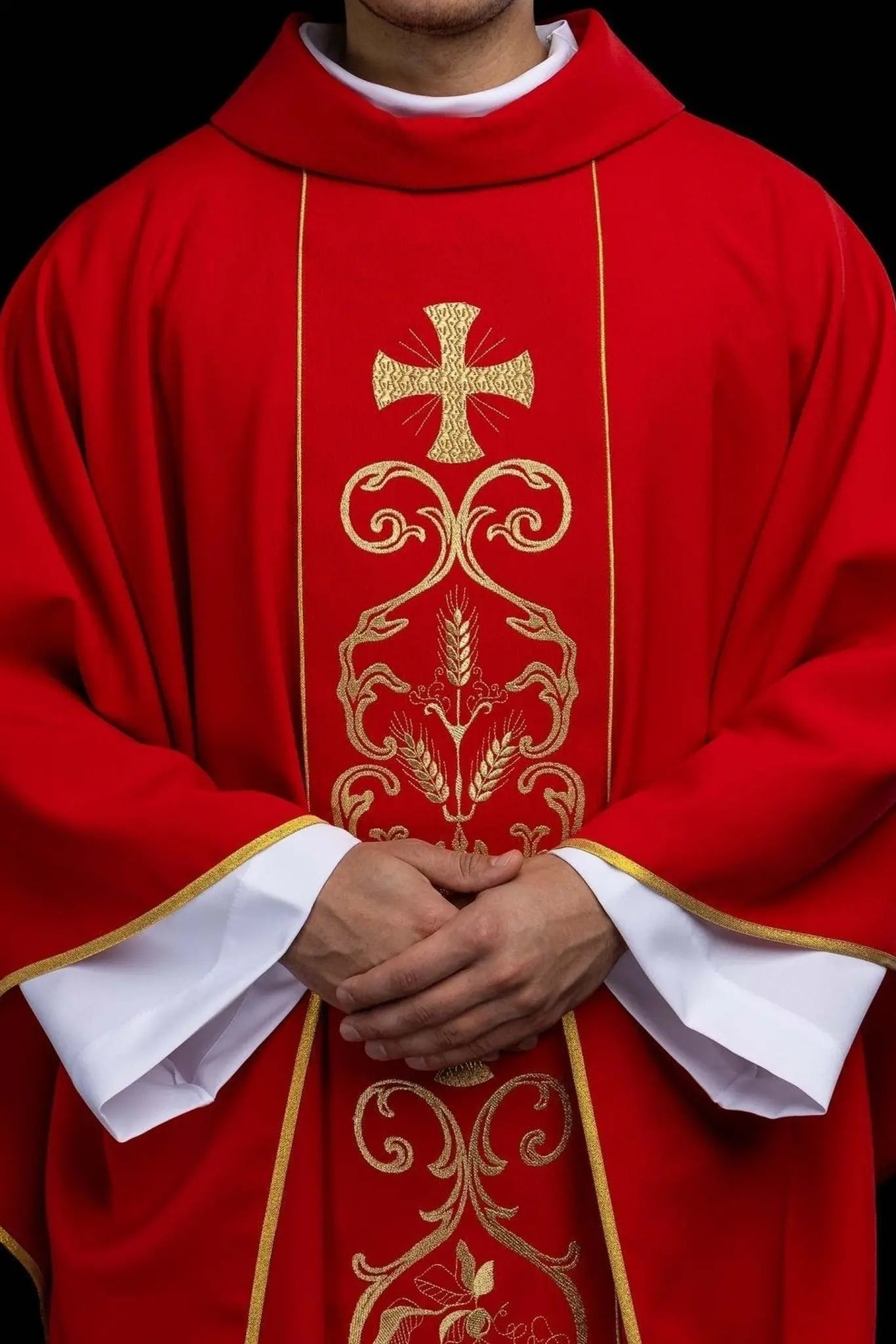 Chasuble liturgique rouge avec bande brodée
