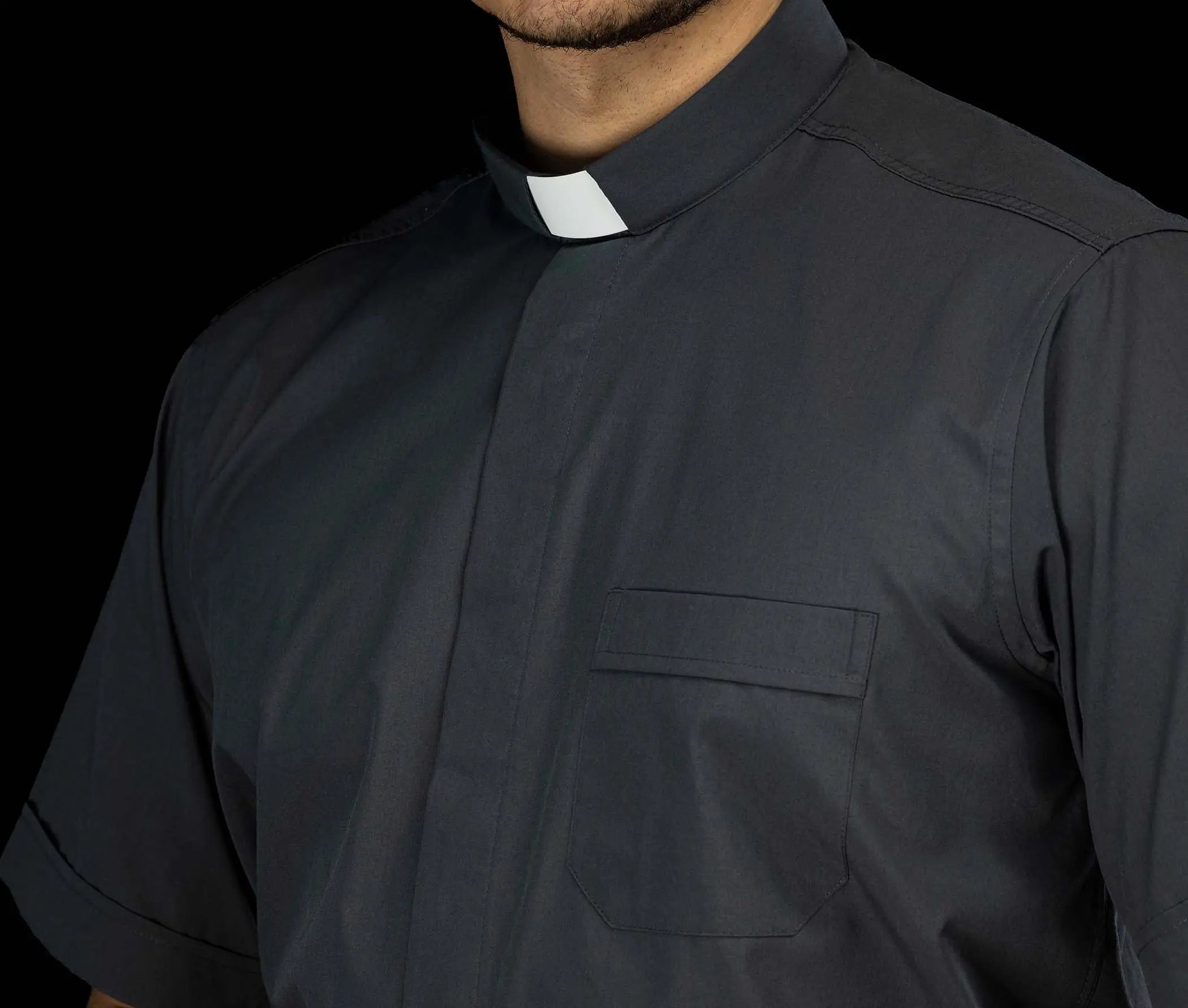 Chemise ecclésiastique gris foncé à manches courtes avec patte de col