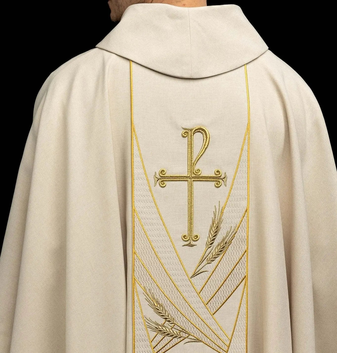 Chasuble écrue avec bande PAX brodée