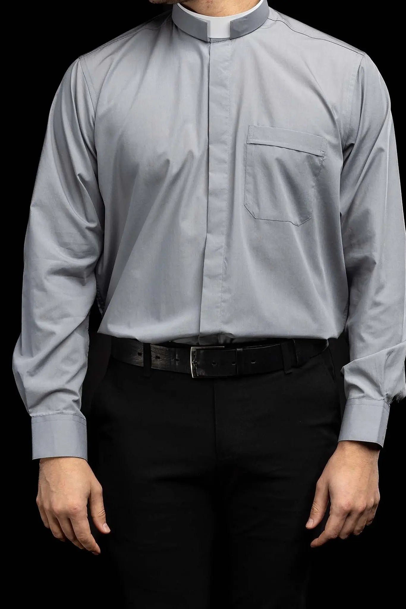 Chemise ecclésiastique romaine gris clair à manches longues avec patte de col