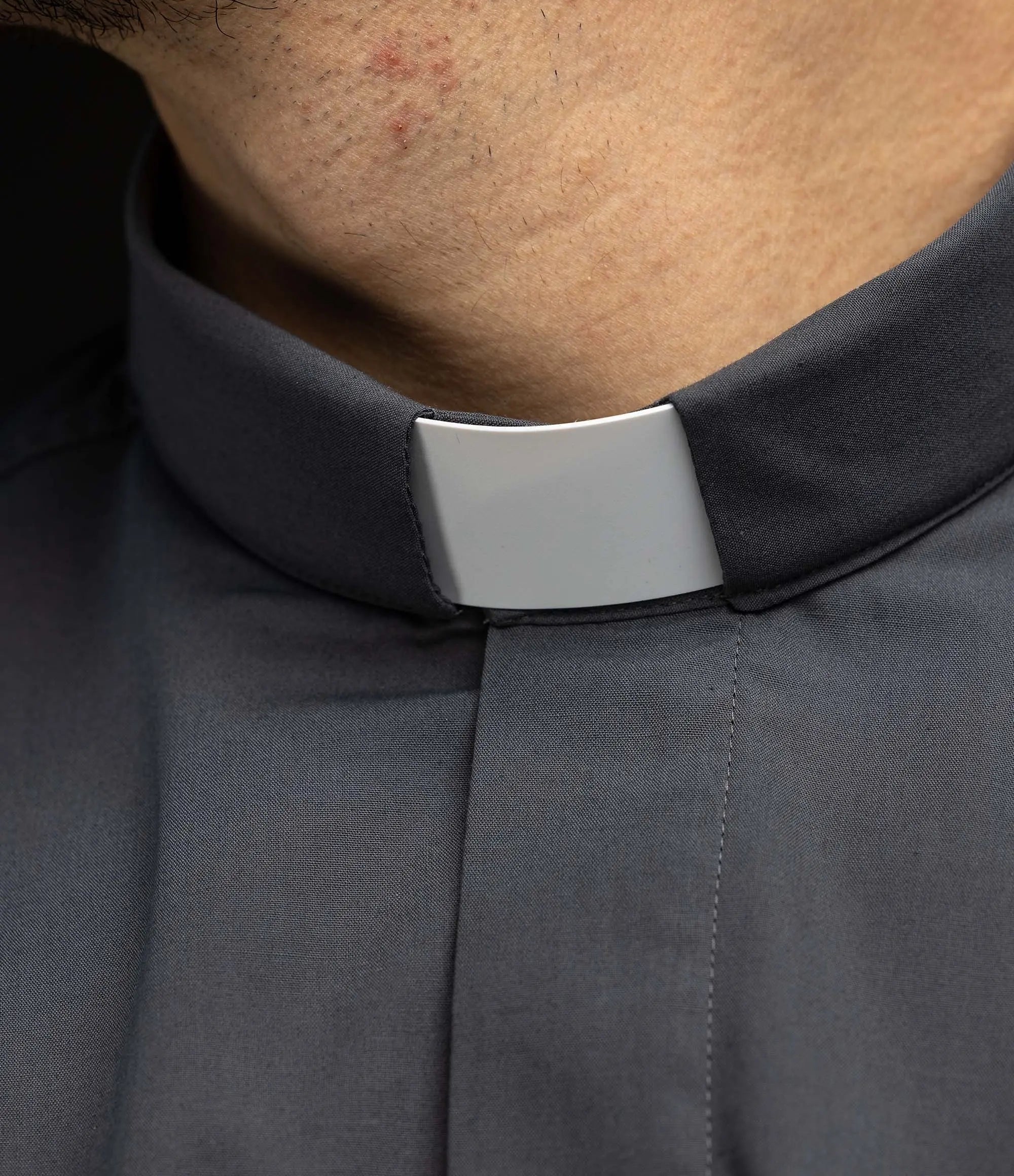 Chemise ecclésiastique gris foncé à manches longues avec patte de col