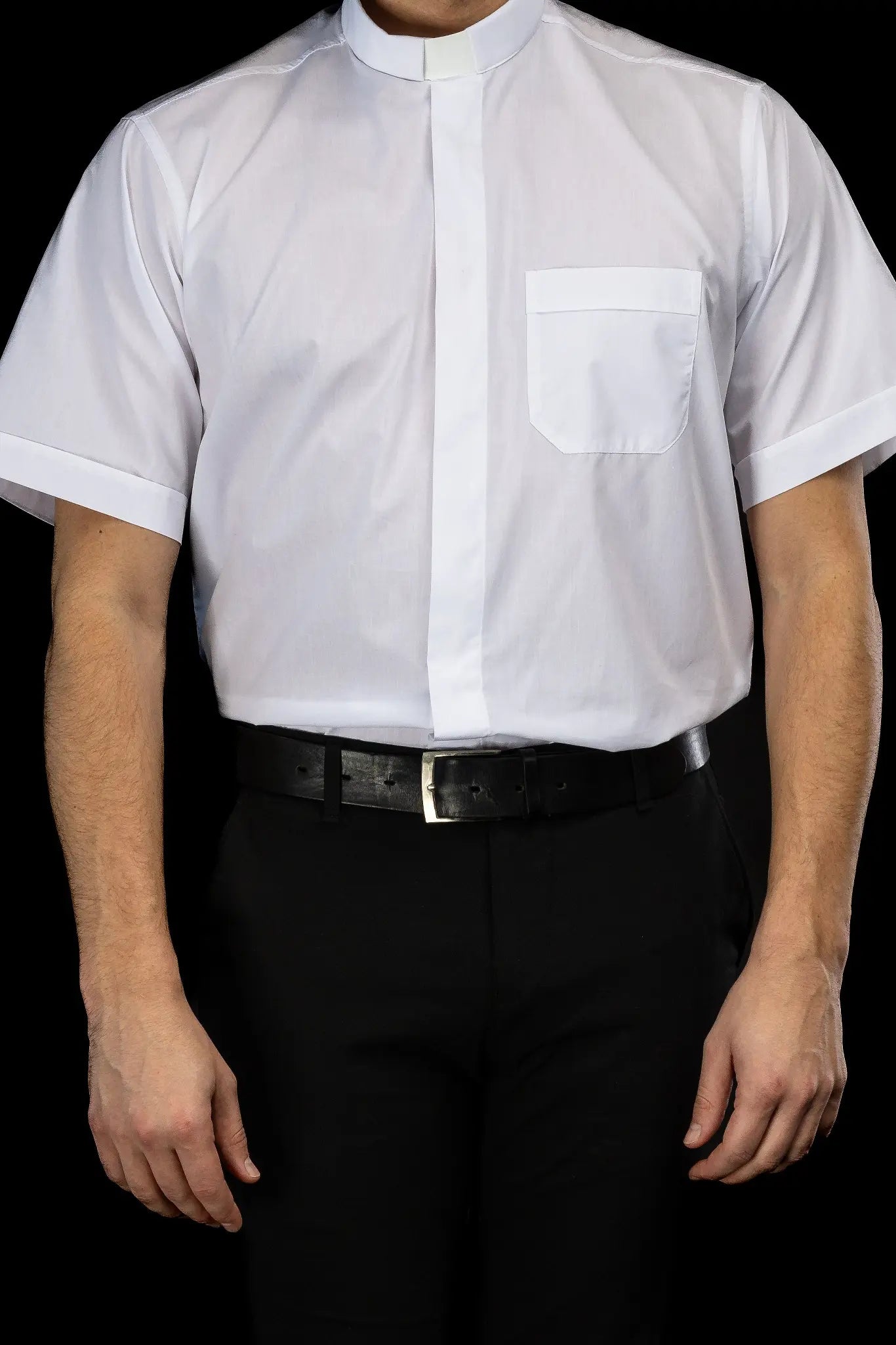 Chemise ecclésiastique blanche à manches courtes avec patte de col