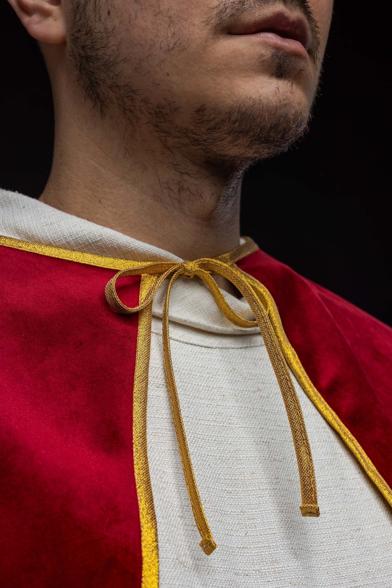 Aksamitna pelerynka ministrancka z wiązaniem czerwona