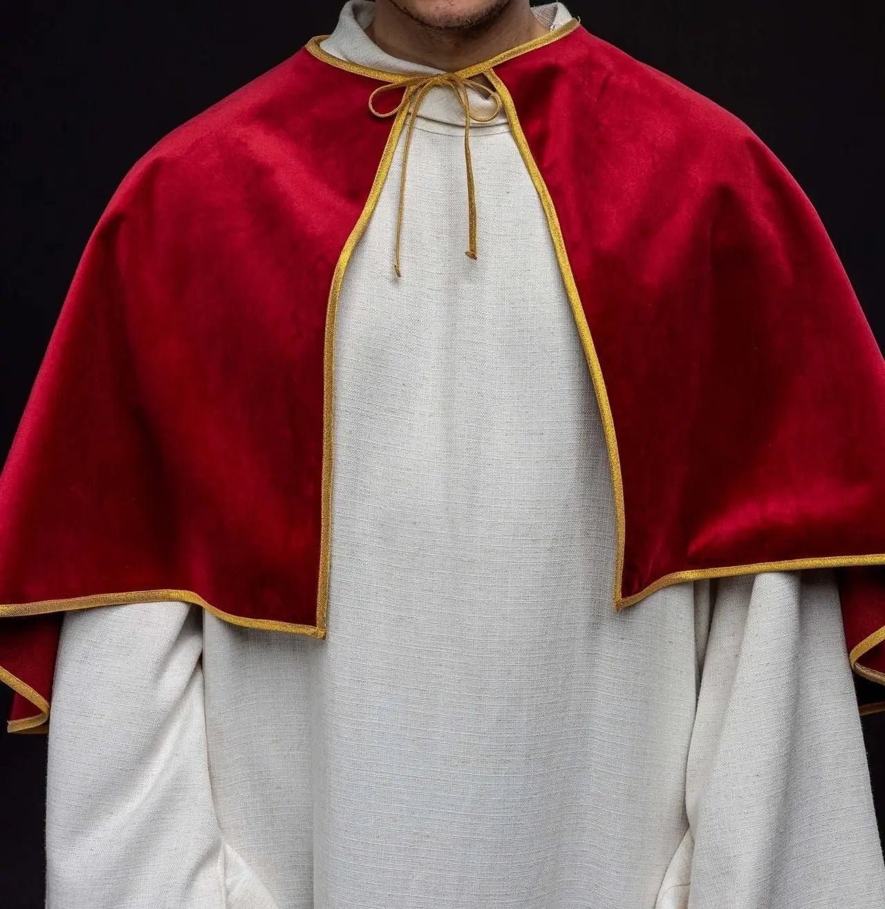 Cape de servant d'autel en velours rouge avec fermeture à nouer