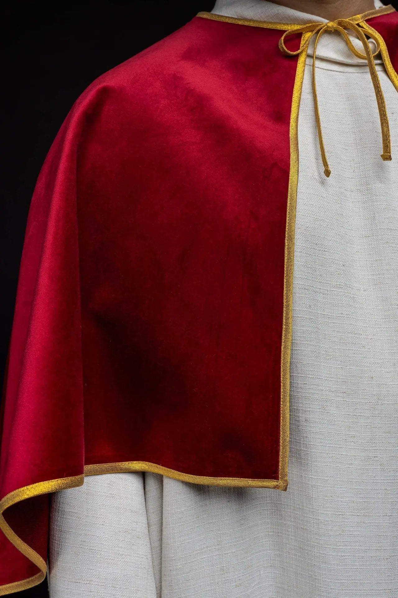 Cape de servant d'autel en velours rouge avec fermeture à nouer