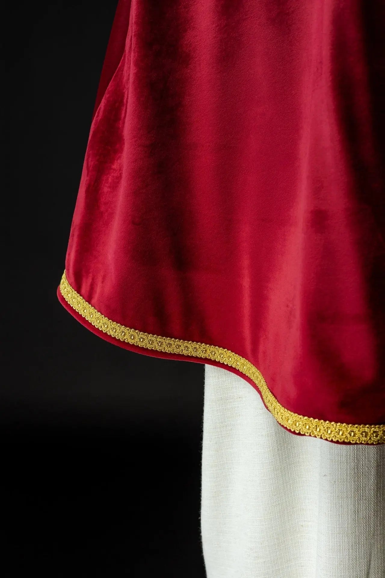 Cape de servant d'autel en velours rouge avec fermeture