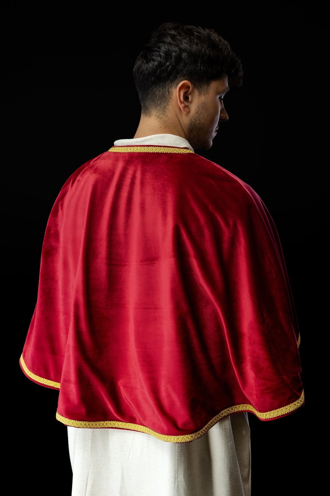 Aksamitna pelerynka ministrancka z zapięciem czerwona