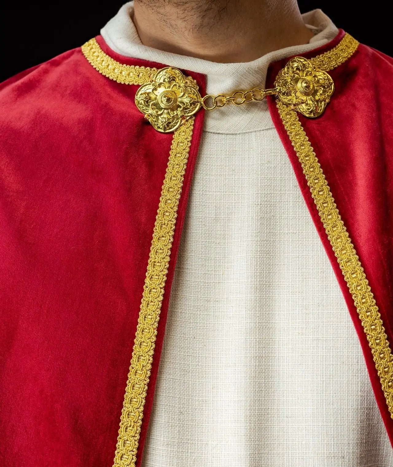 Cape de servant d'autel en velours rouge avec fermeture