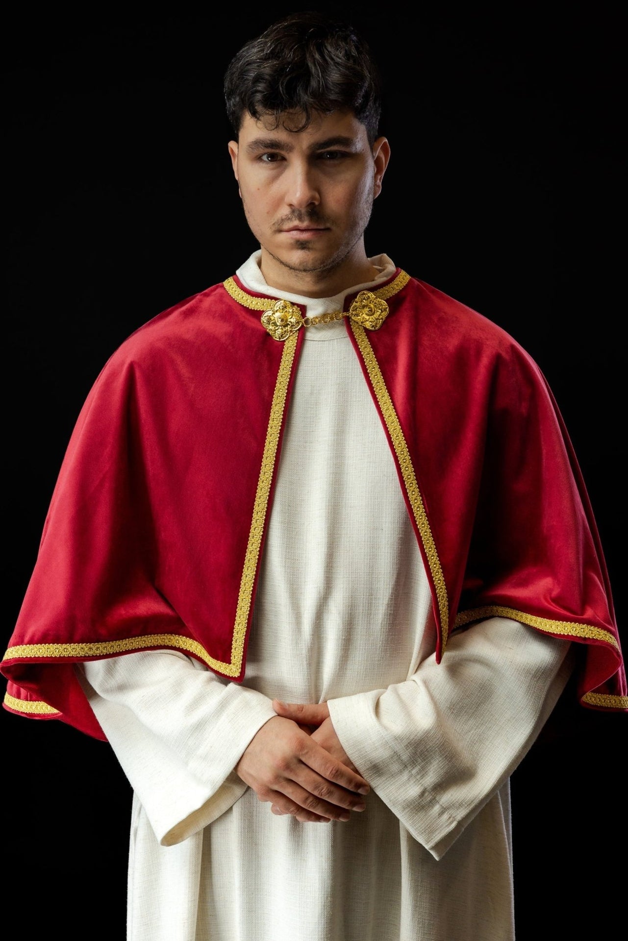 Aksamitna pelerynka ministrancka z zapięciem czerwona