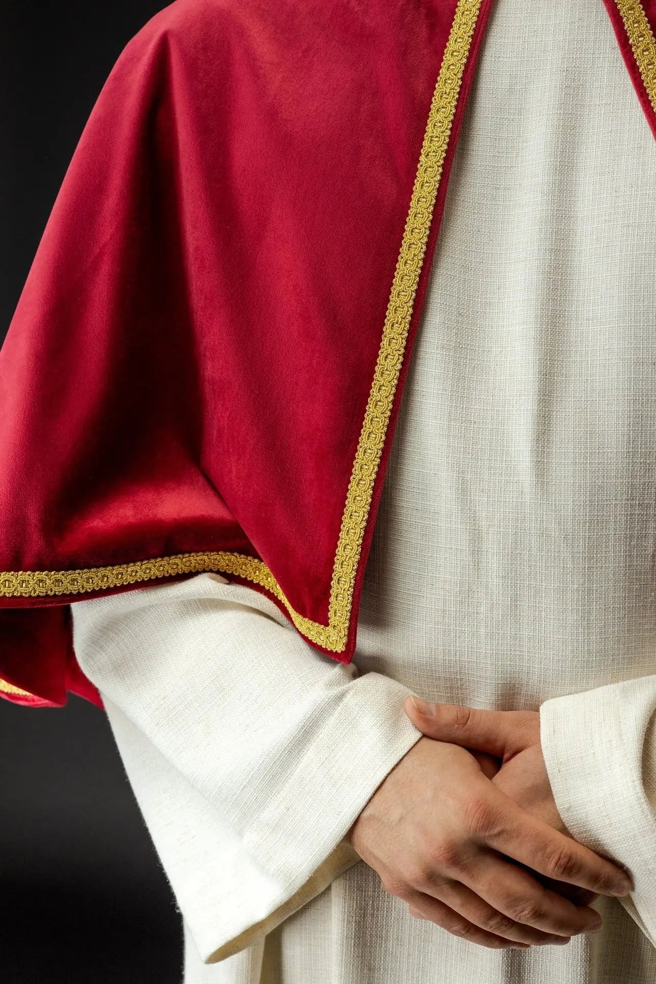 Cape de servant d'autel en velours rouge avec fermeture