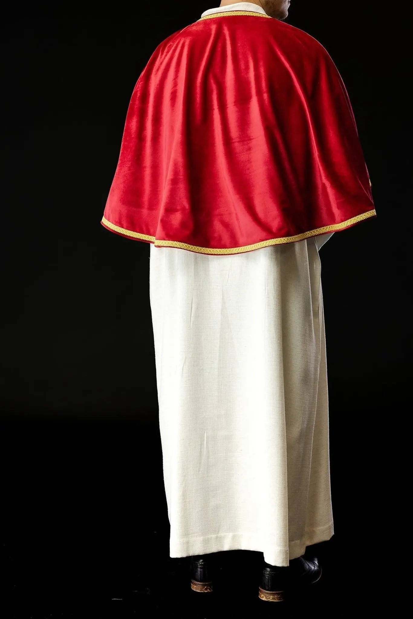 Cape de servant d'autel en velours rouge avec fermeture