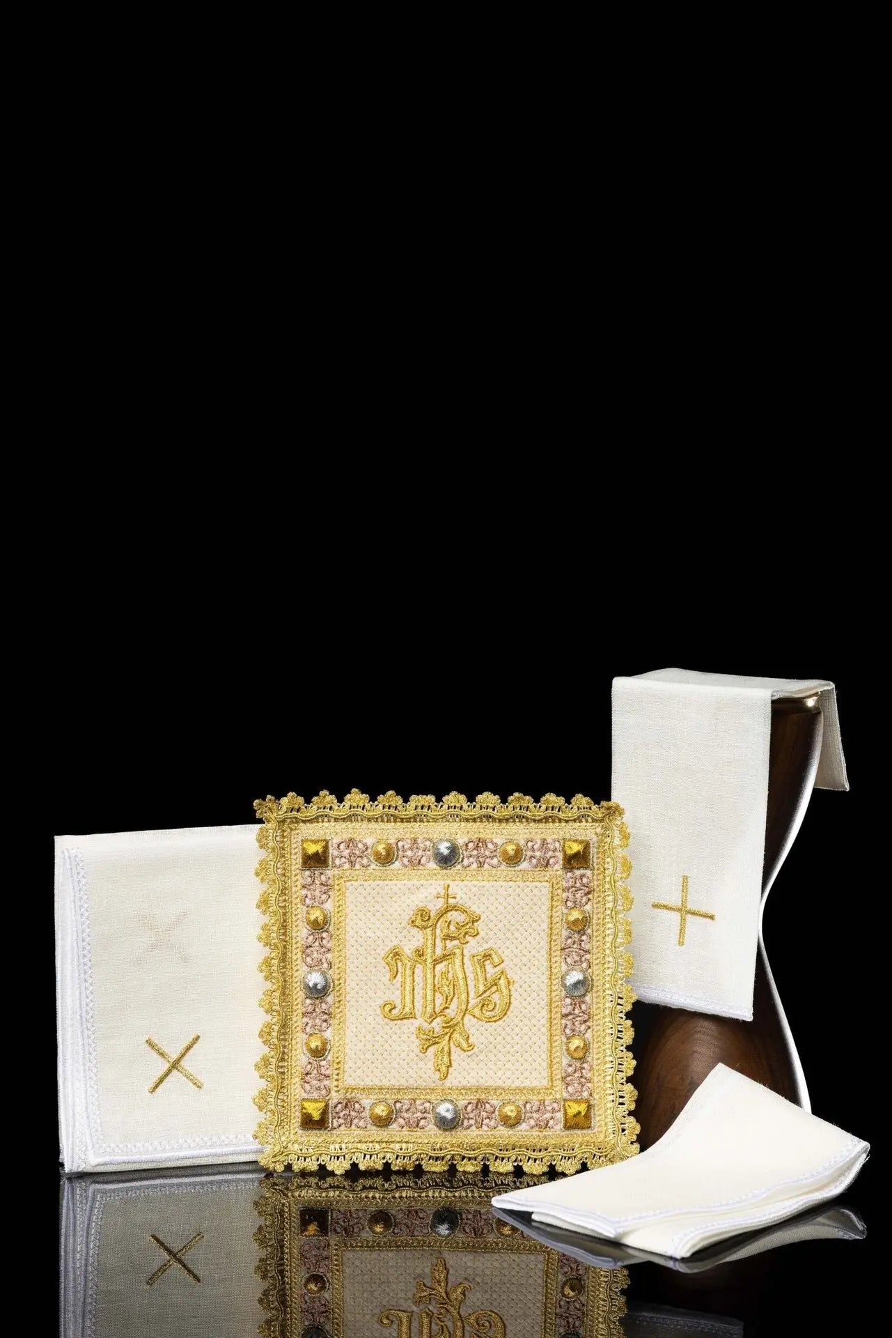 Ensemble de calice en velours écru avec symbole IHS brodé