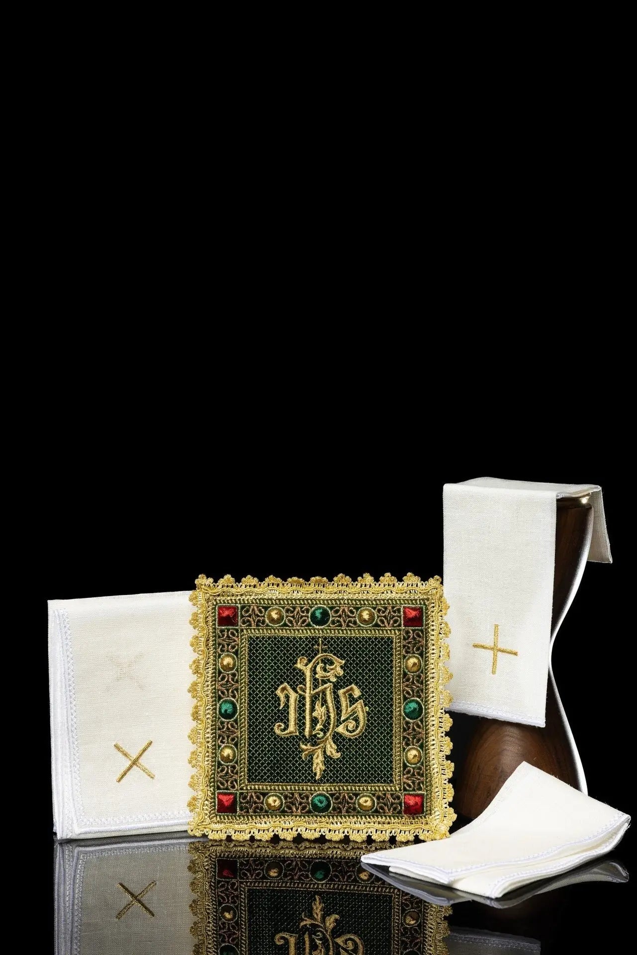 Ensemble de calices en velours vert avec symbole IHS brodé