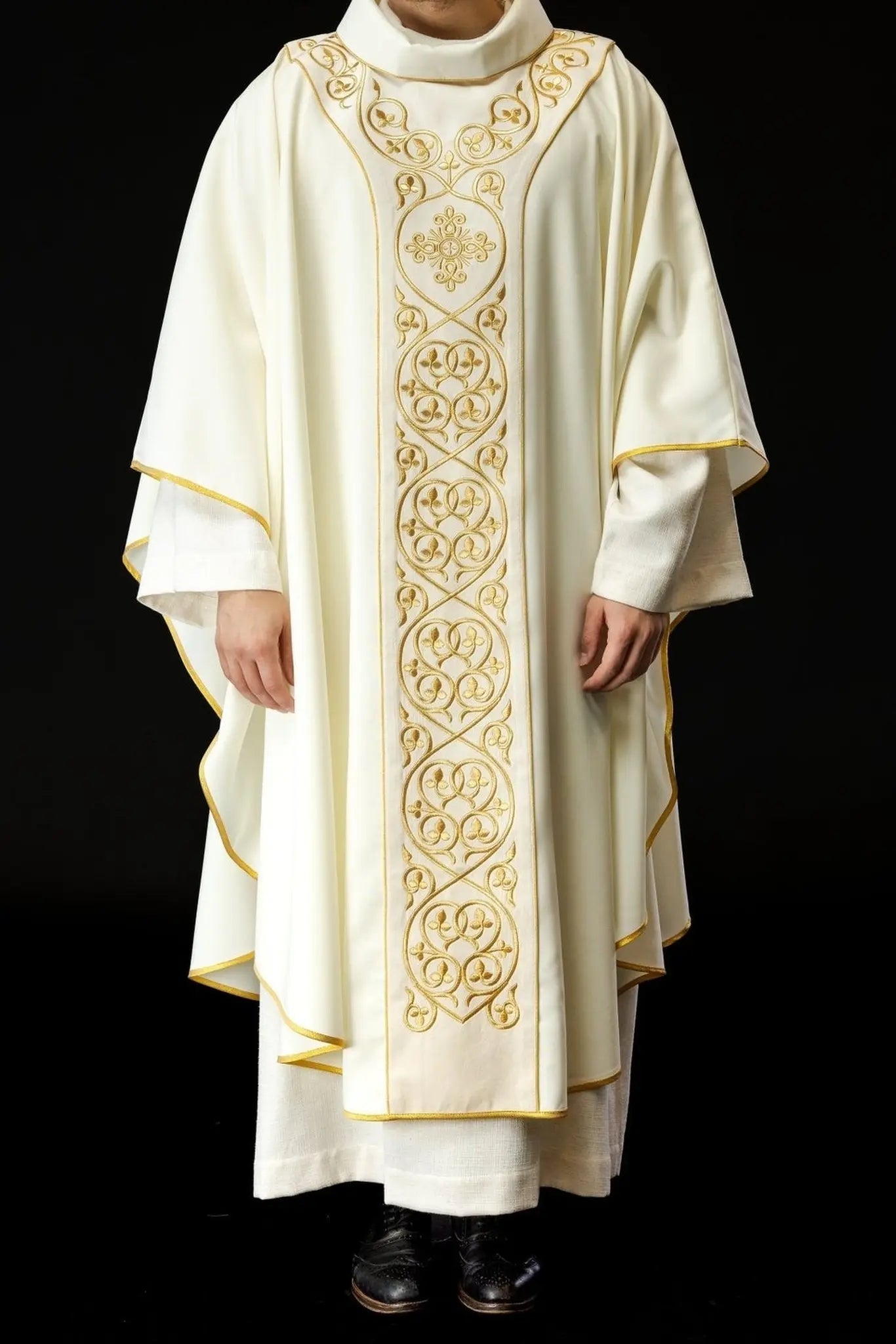 Chasuble brodée en tissu écru