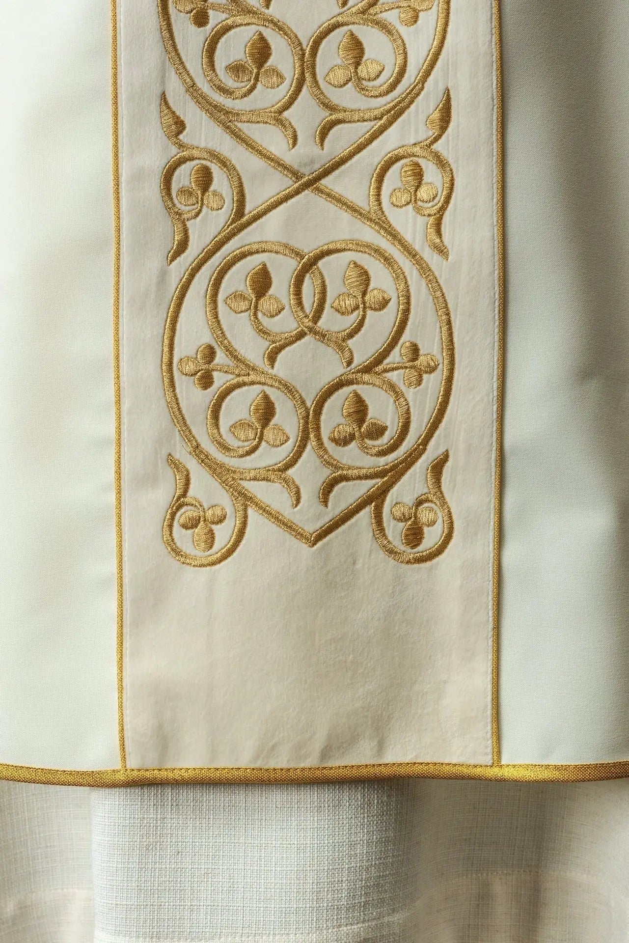Chasuble brodée en tissu écru