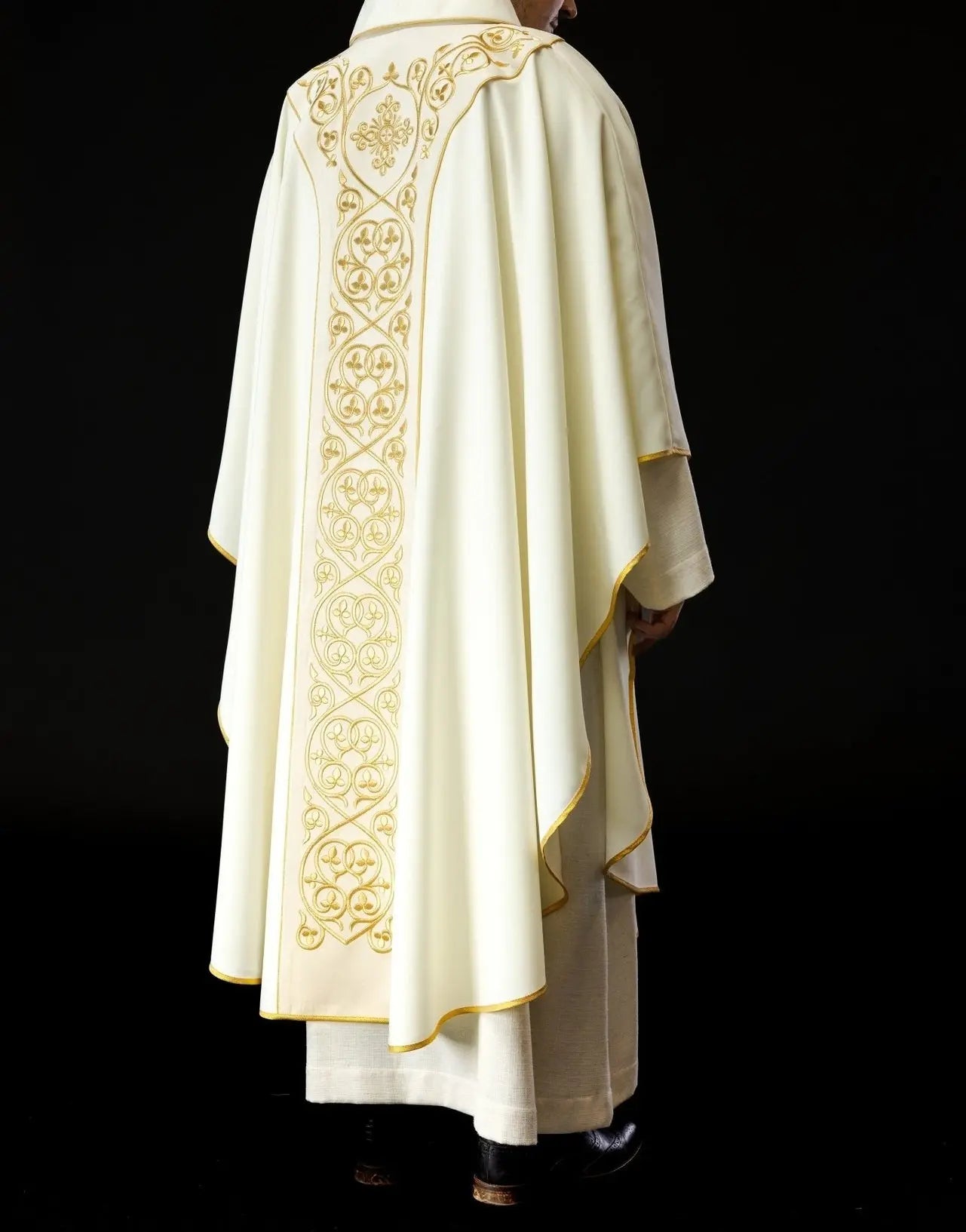 Chasuble brodée en tissu écru