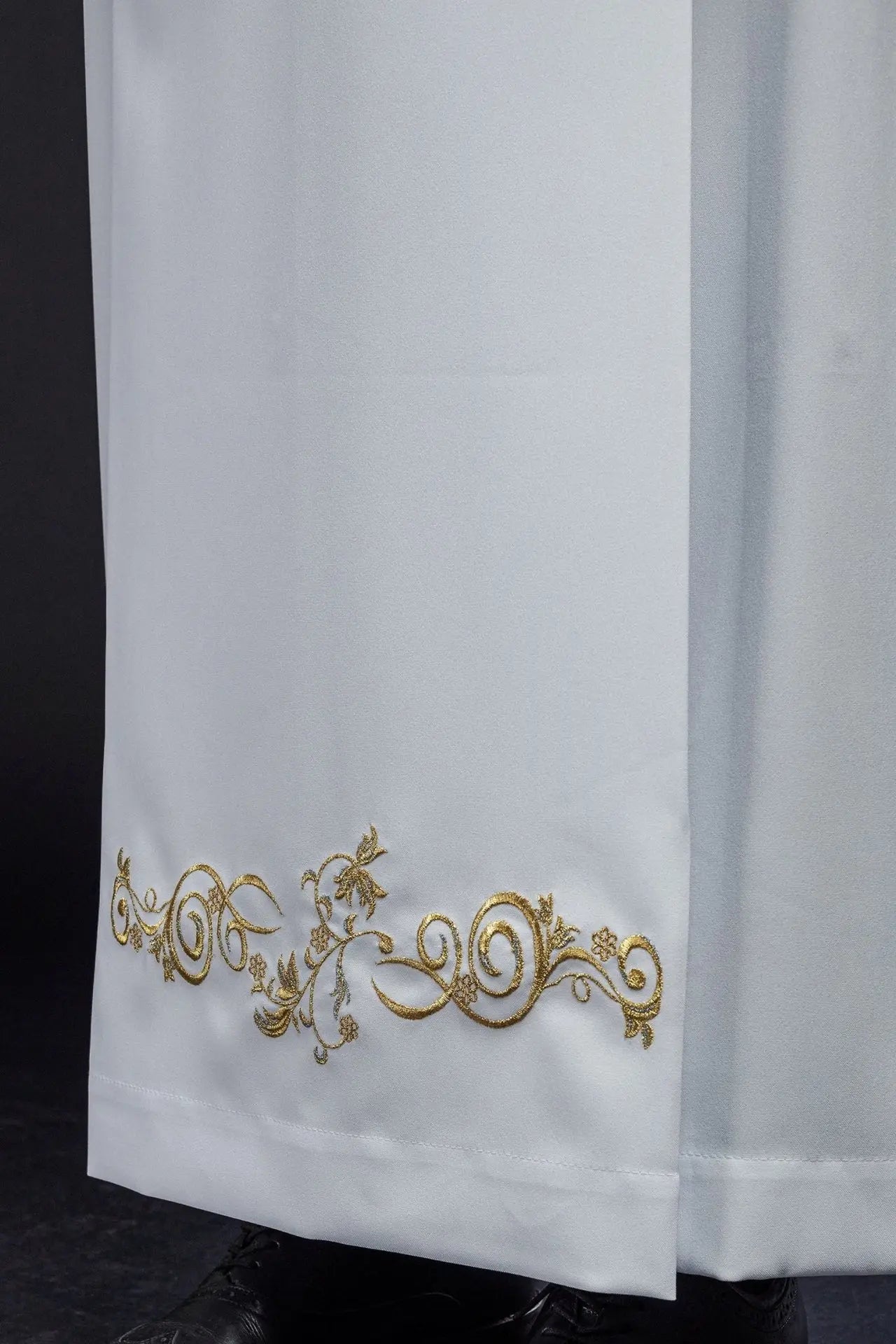Robe de prêtre à col roulé simple Broderie décorative blanche