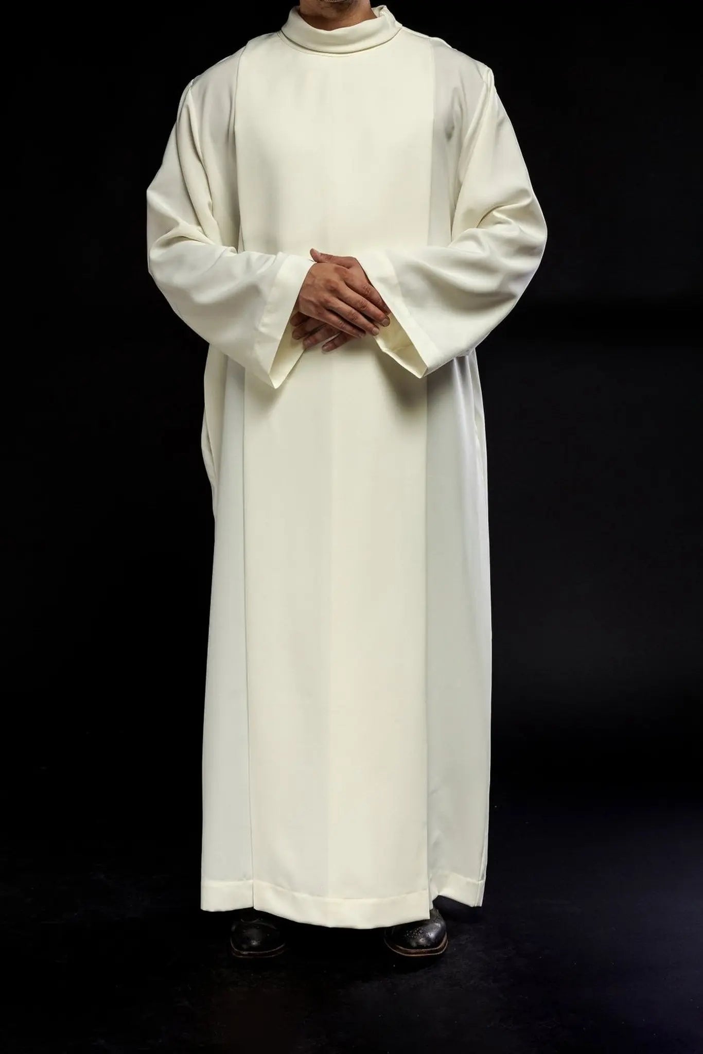 Robe de prêtre à col roulé lisse Écru