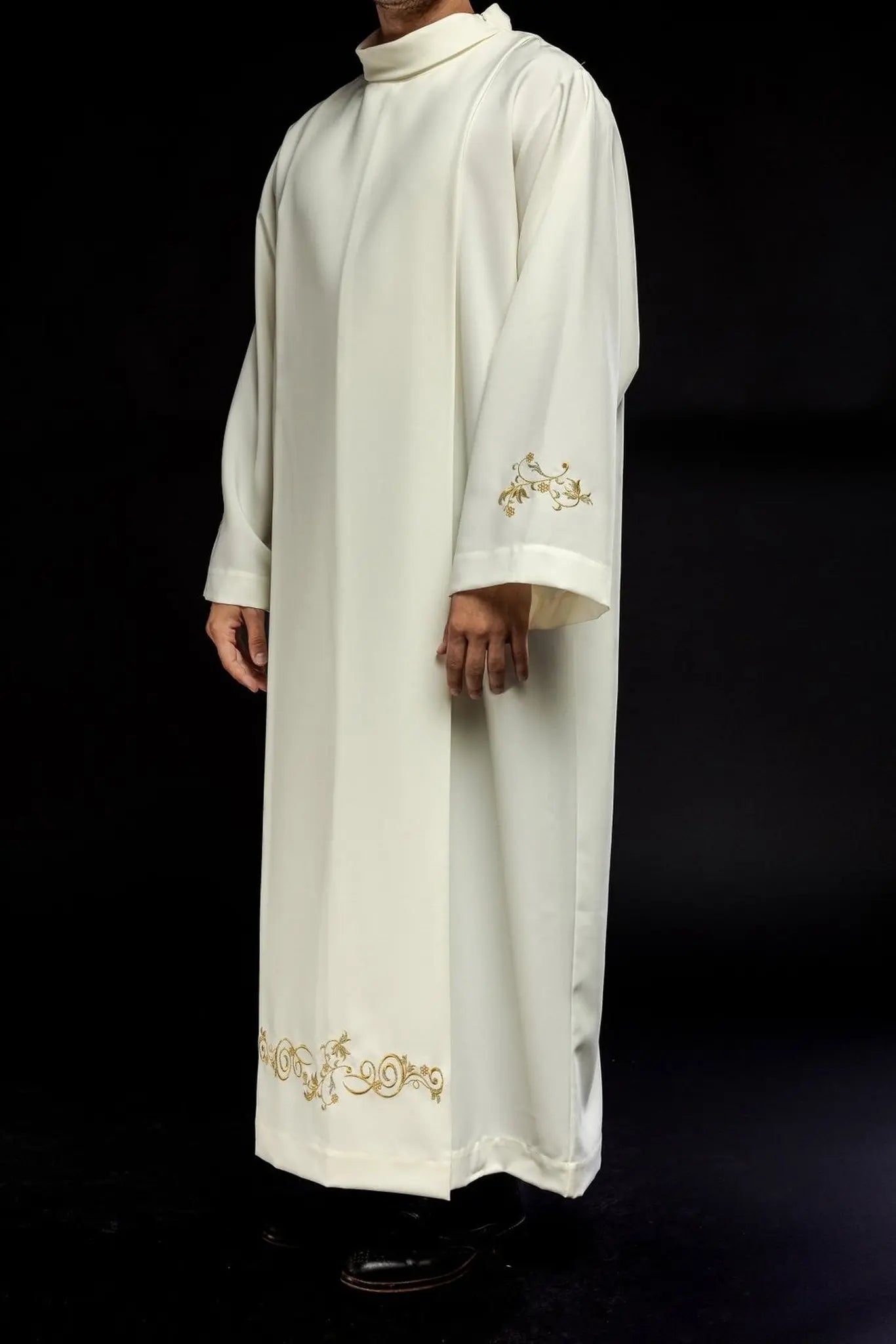 Robe de prêtre à col roulé simple Broderie décorative écrue