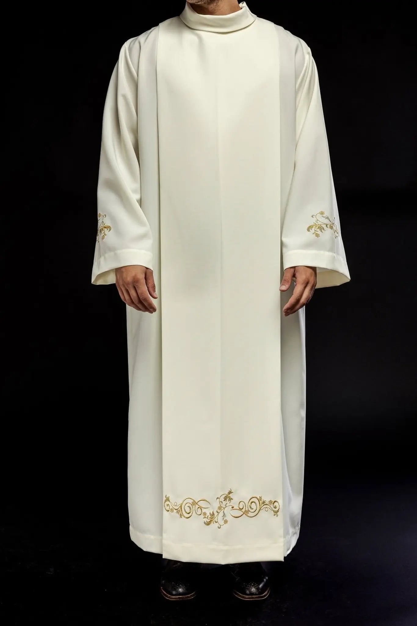 Robe de prêtre à col roulé simple Broderie décorative écrue