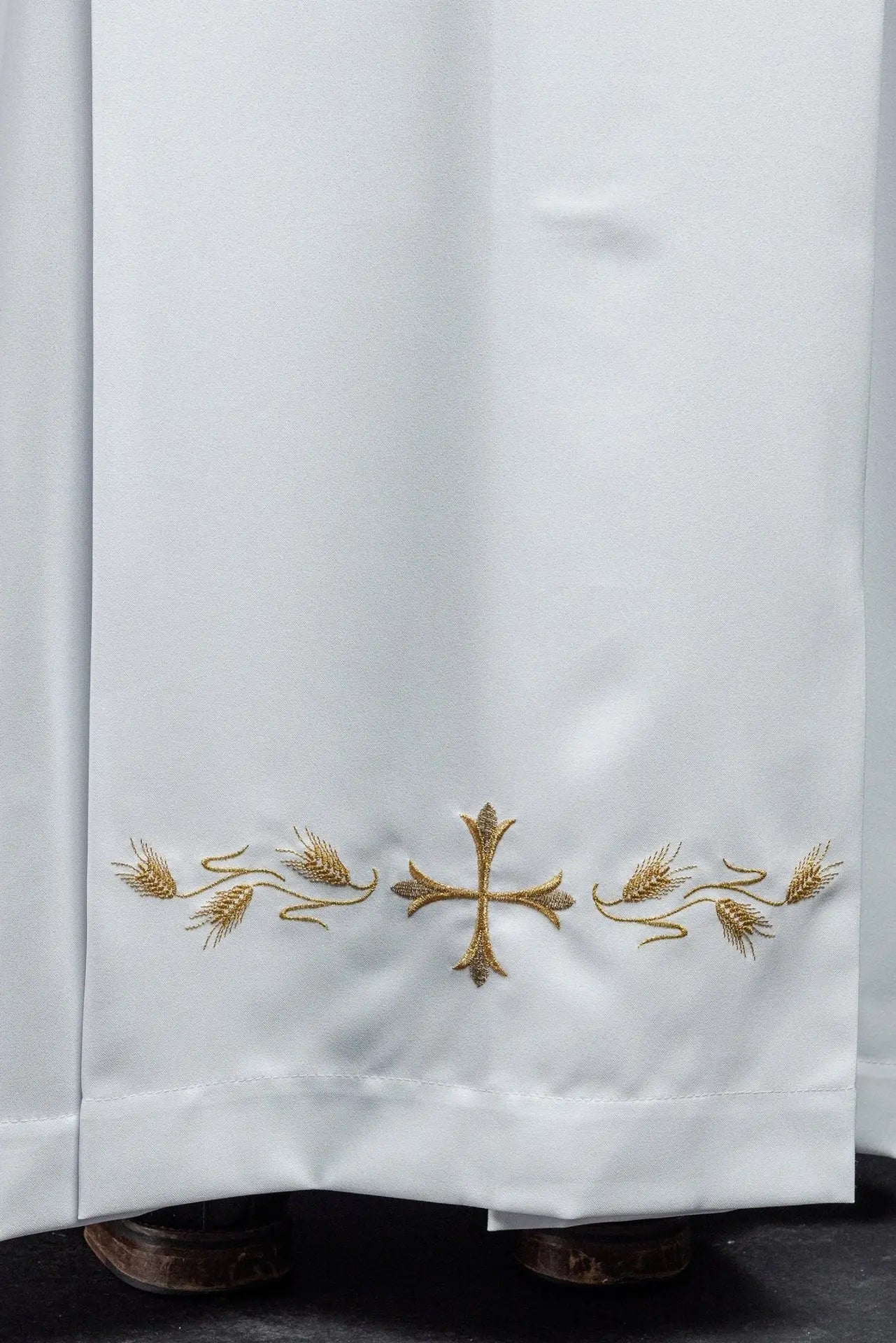 Robe simple de prêtre avec col roulé et broderie de croix blanche