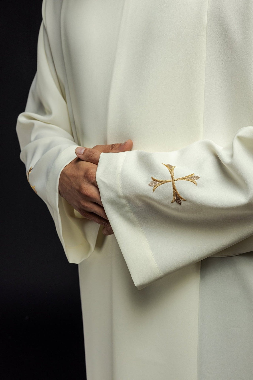 Alba kapłańska gładka z golfem i haftem krzyży ecru