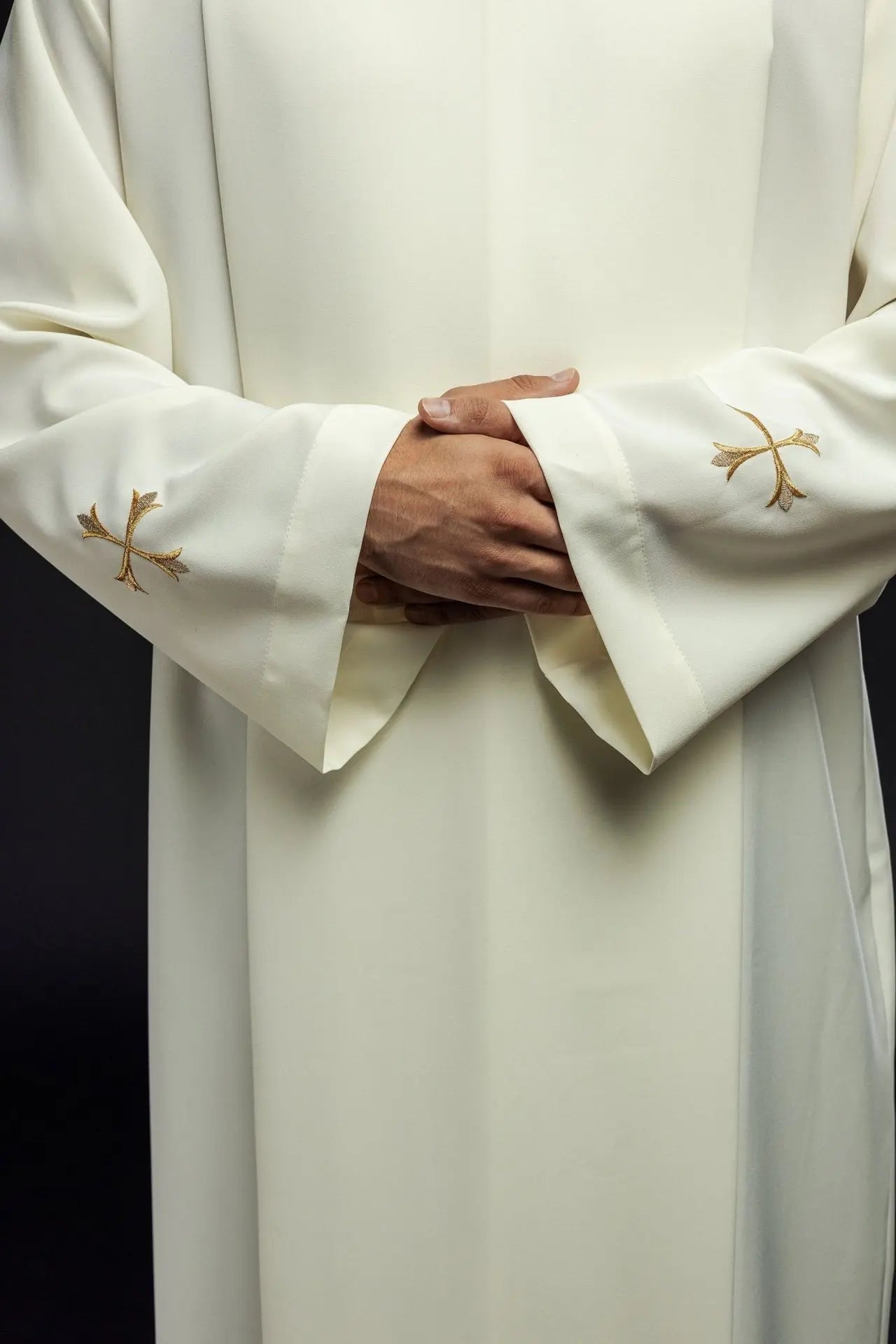 Aube élégante écrue pour prêtre avec col monastique et broderie de croix dorée