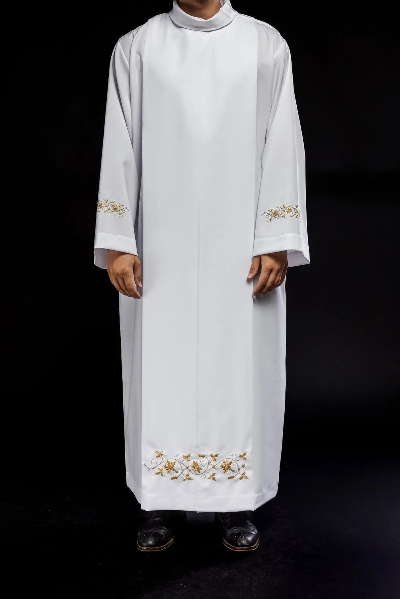 Robe de prêtre brodée avec col roulé blanc