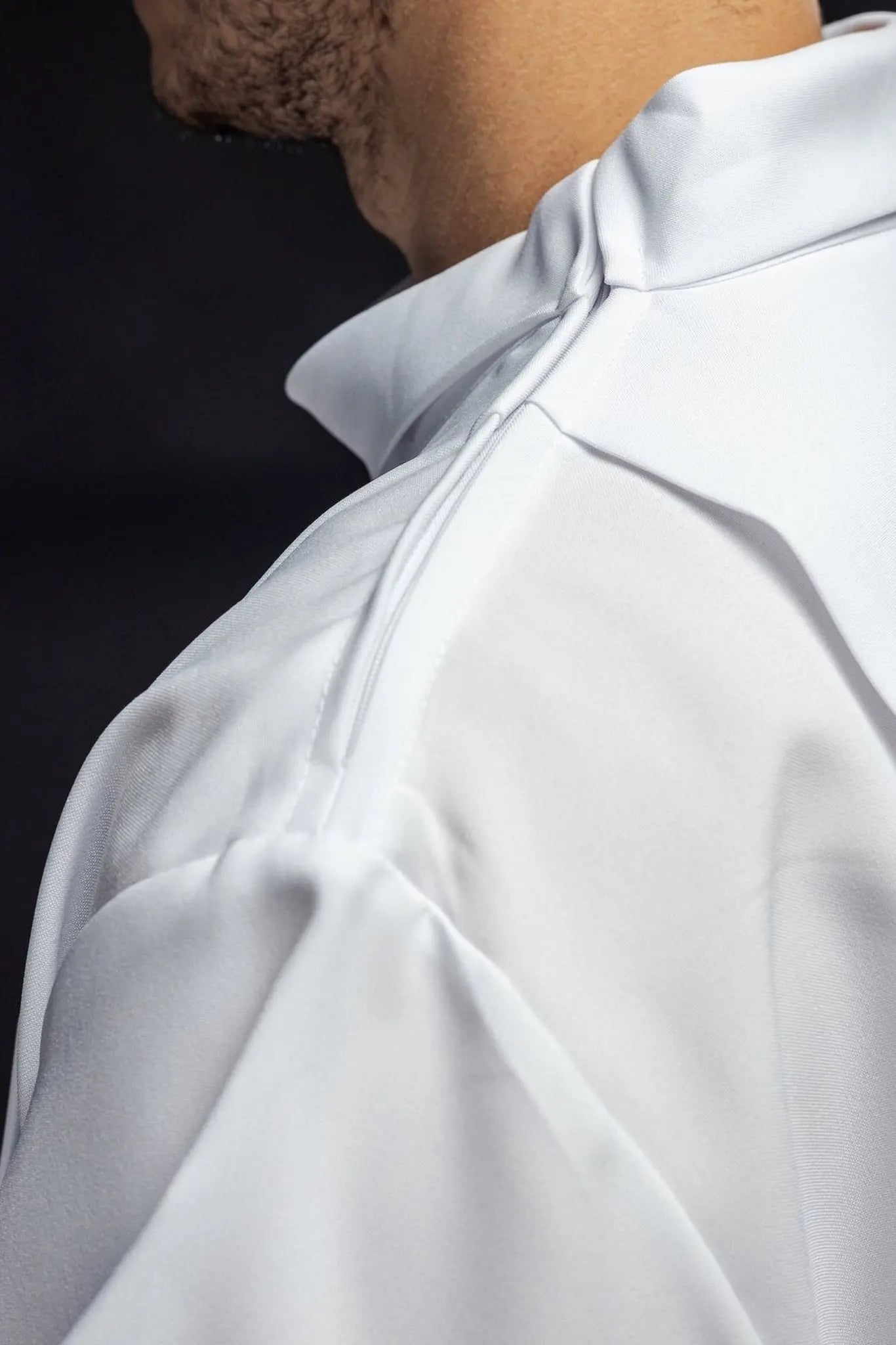 Robe de prêtre brodée avec col roulé blanc