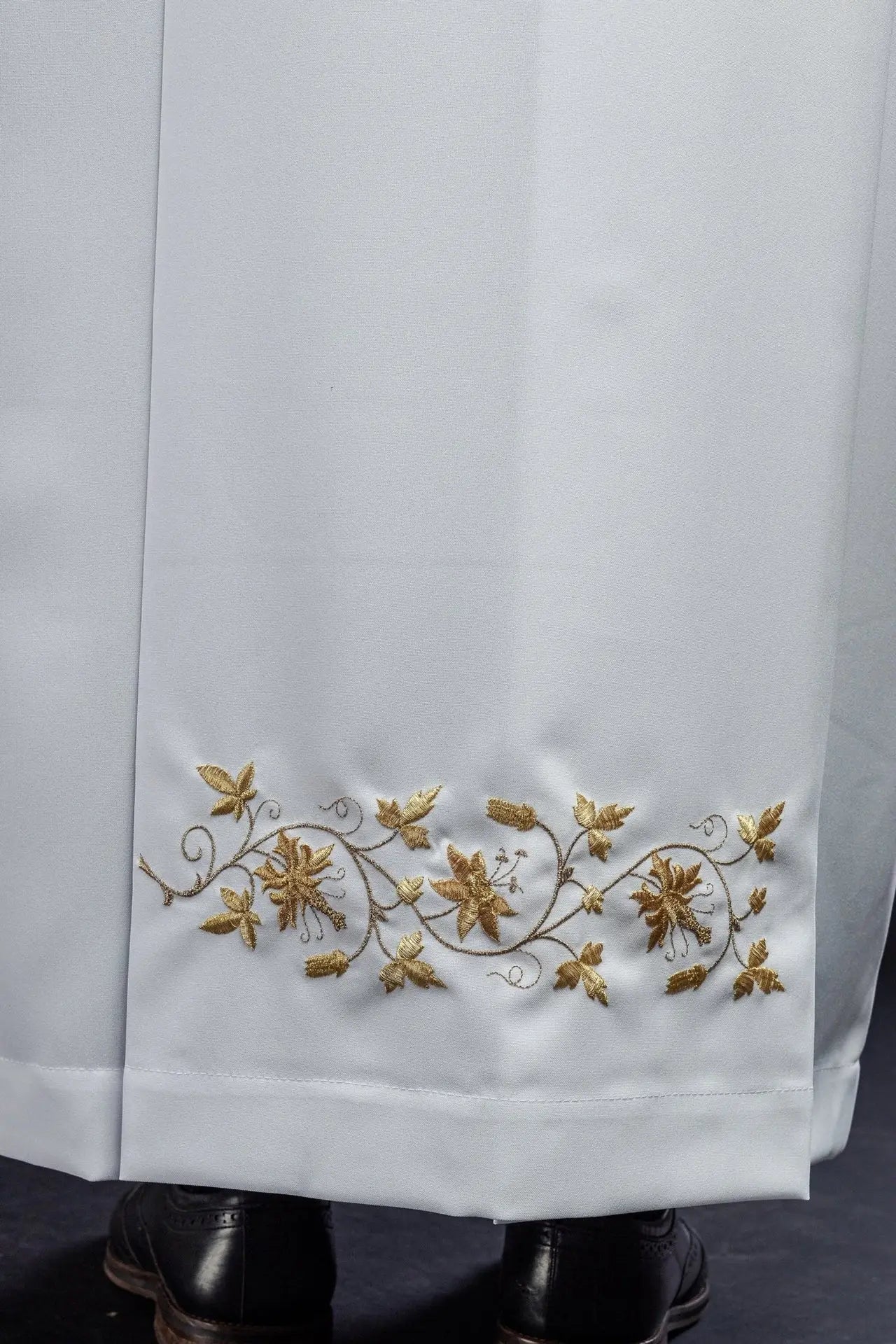 Robe de prêtre brodée avec col roulé blanc