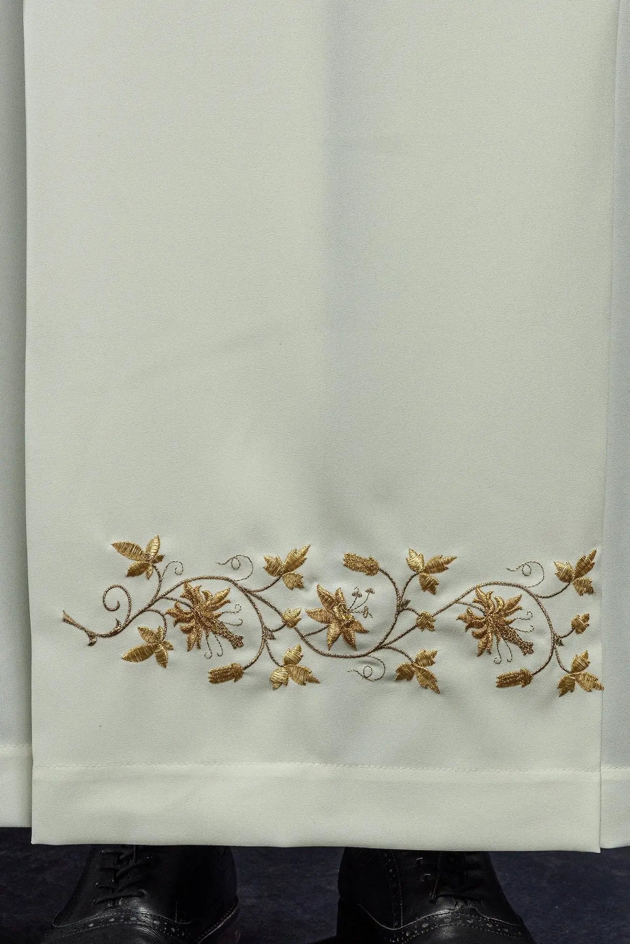 Robe de prêtre à col roulé brodée Écru