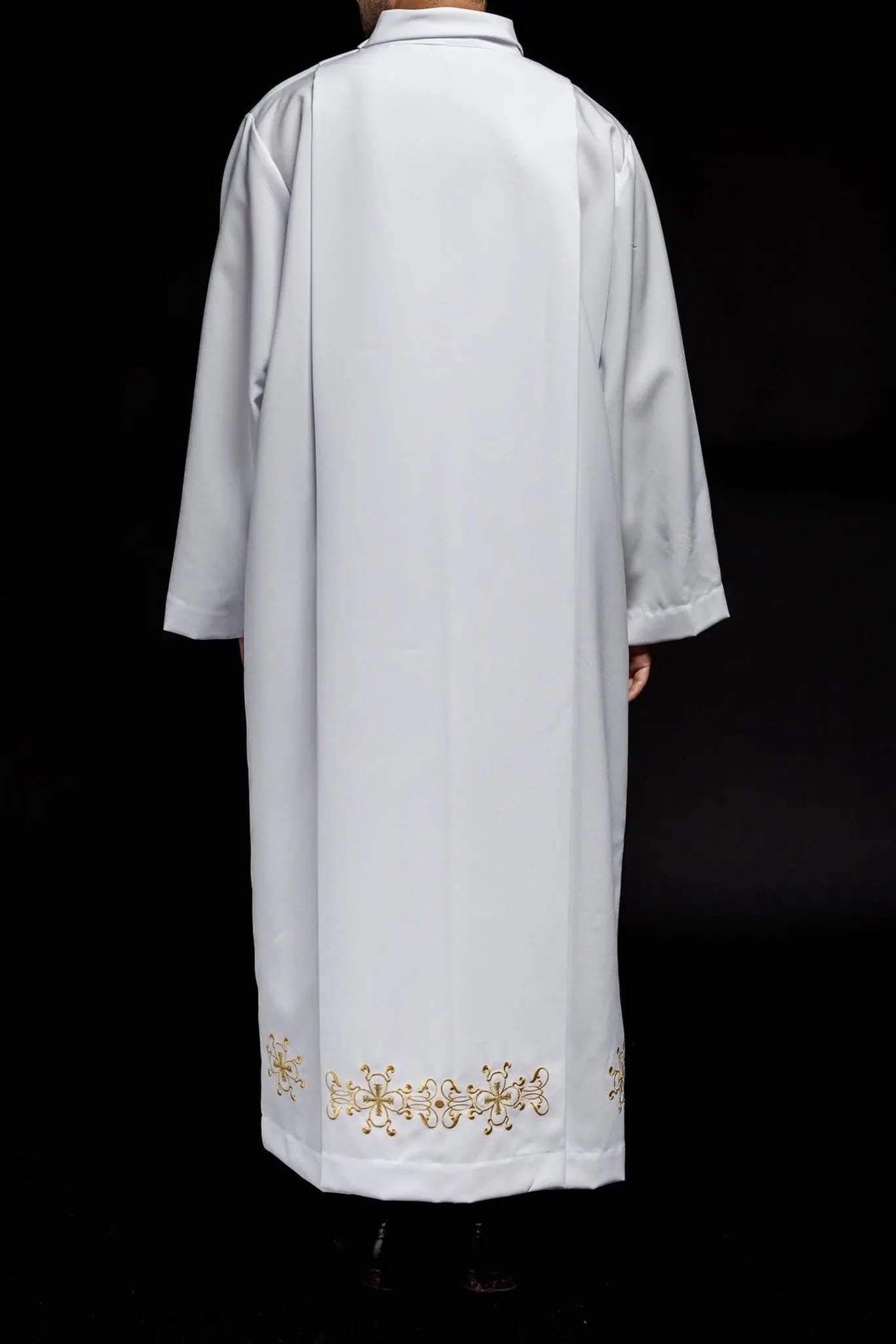 Aube de prêtre avec col roulé décorée de broderie blanche