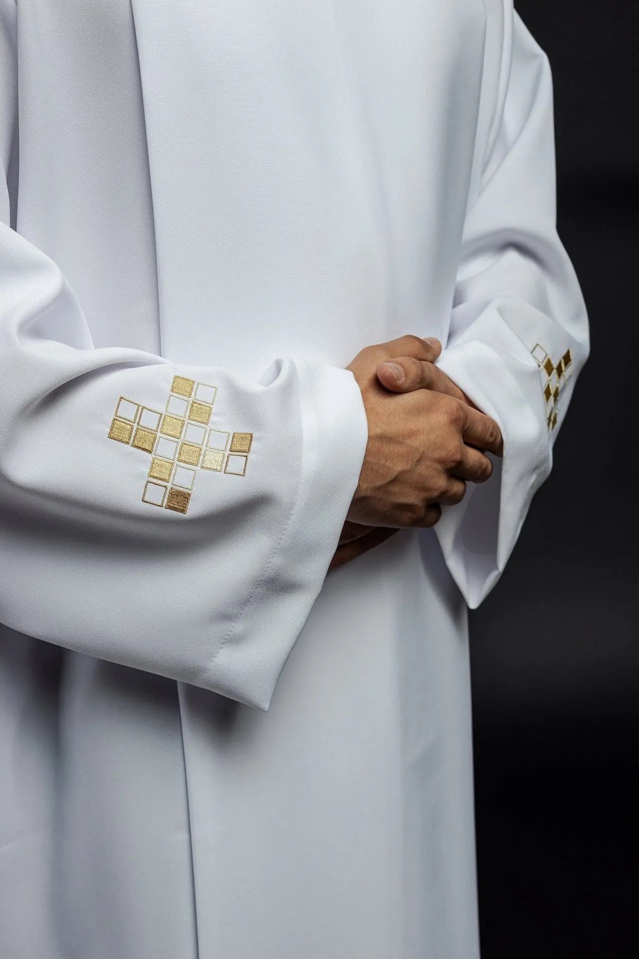 Aube avec croix mosaïque brodées