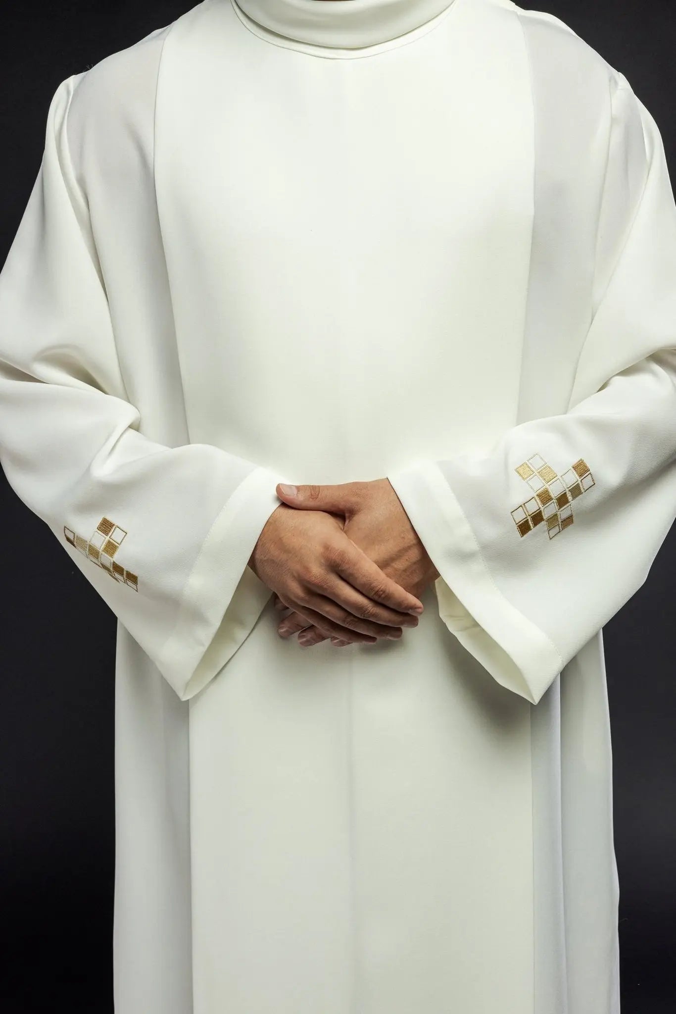 Aube avec croix mosaïque brodées écru
