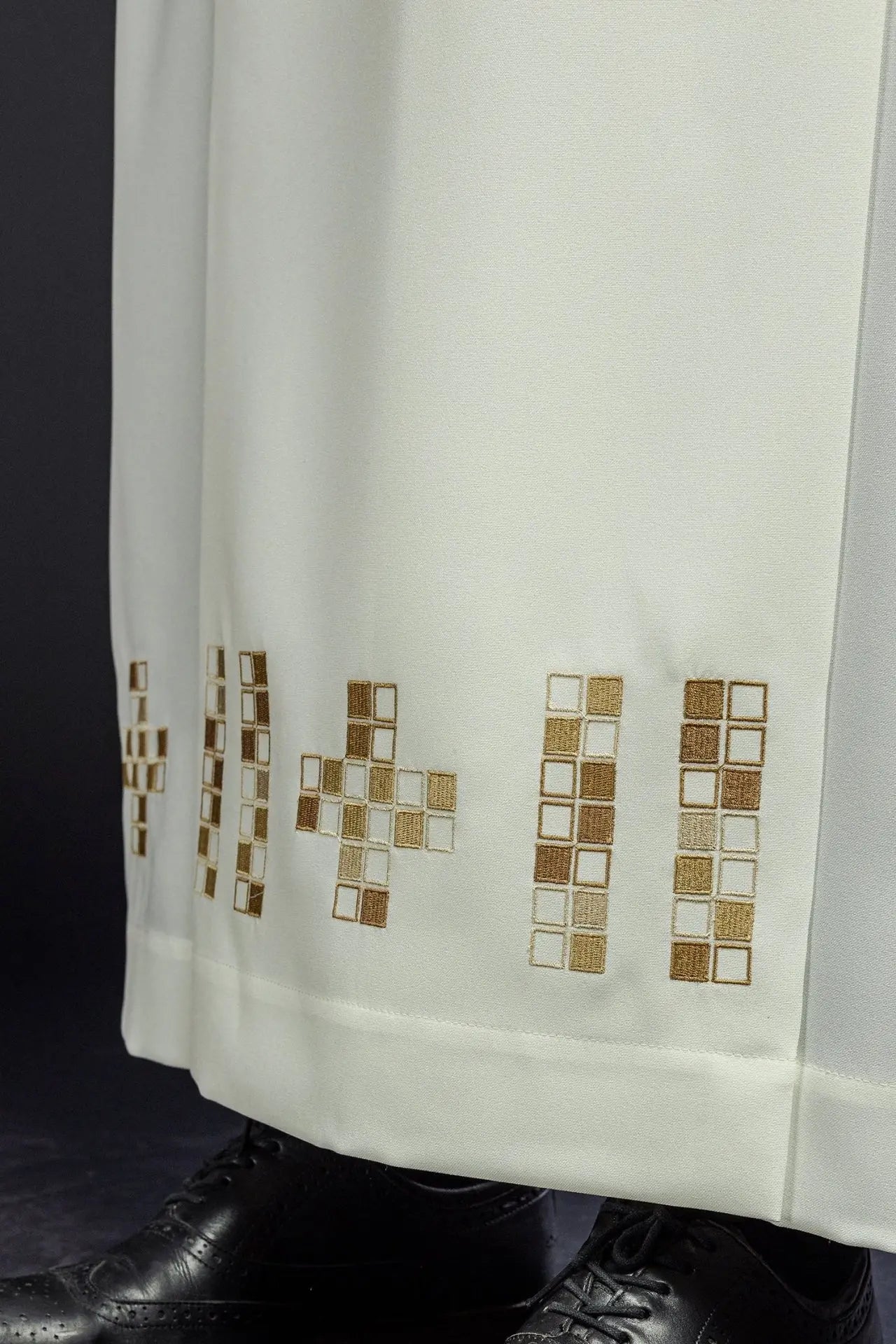 Aube avec croix mosaïque brodées écru