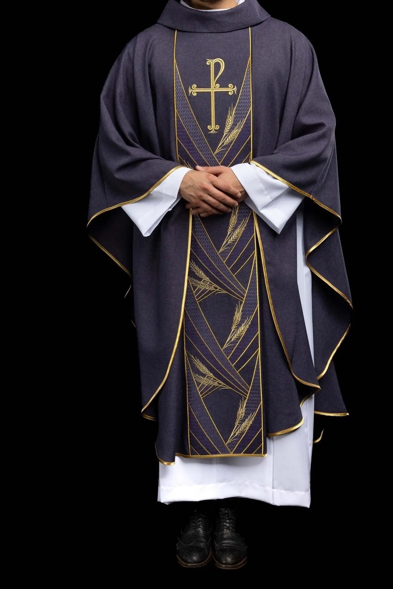 Chasuble violette avec bande PAX brodée