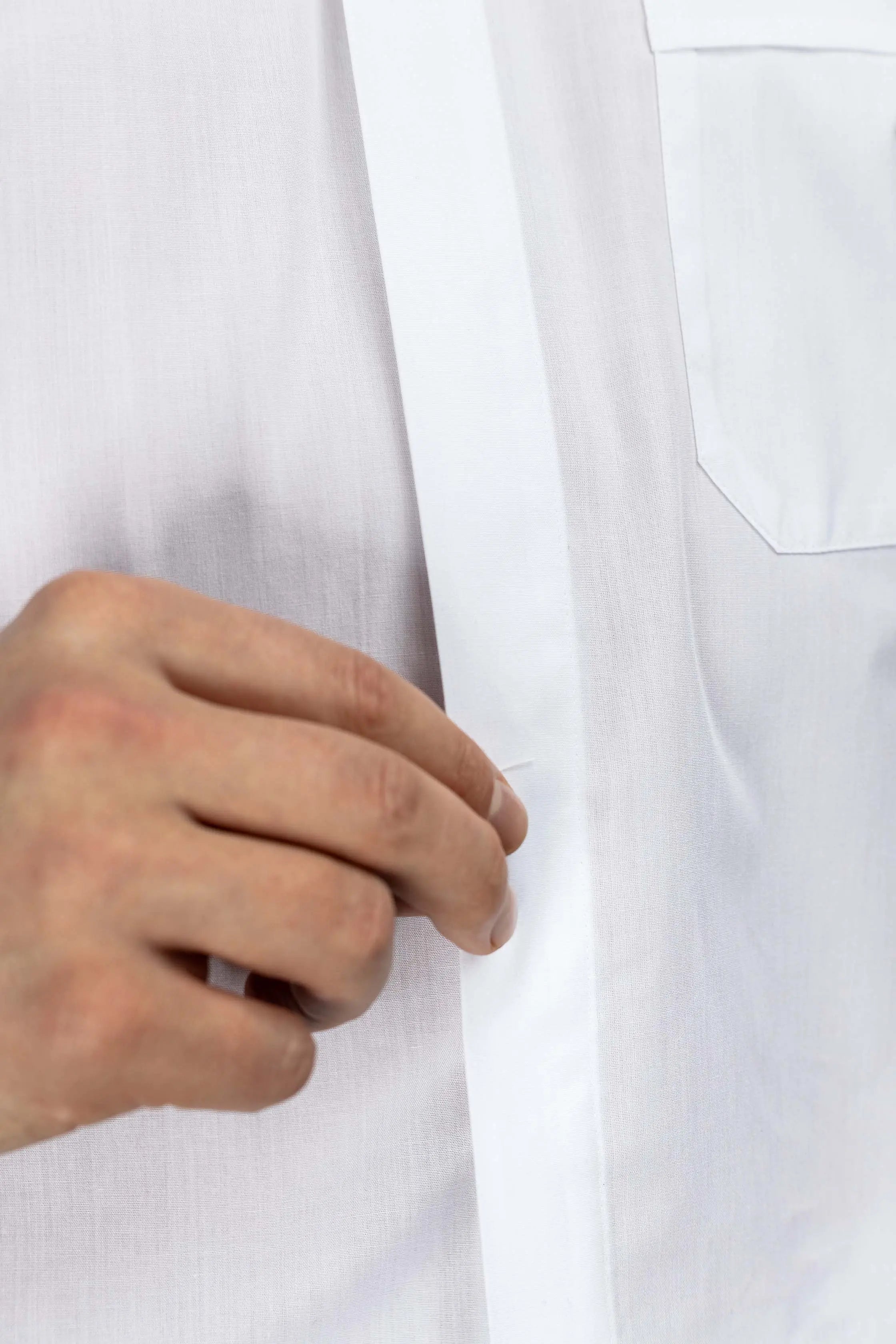 Chemise ecclésiastique romaine blanche à manches longues avec patte de col