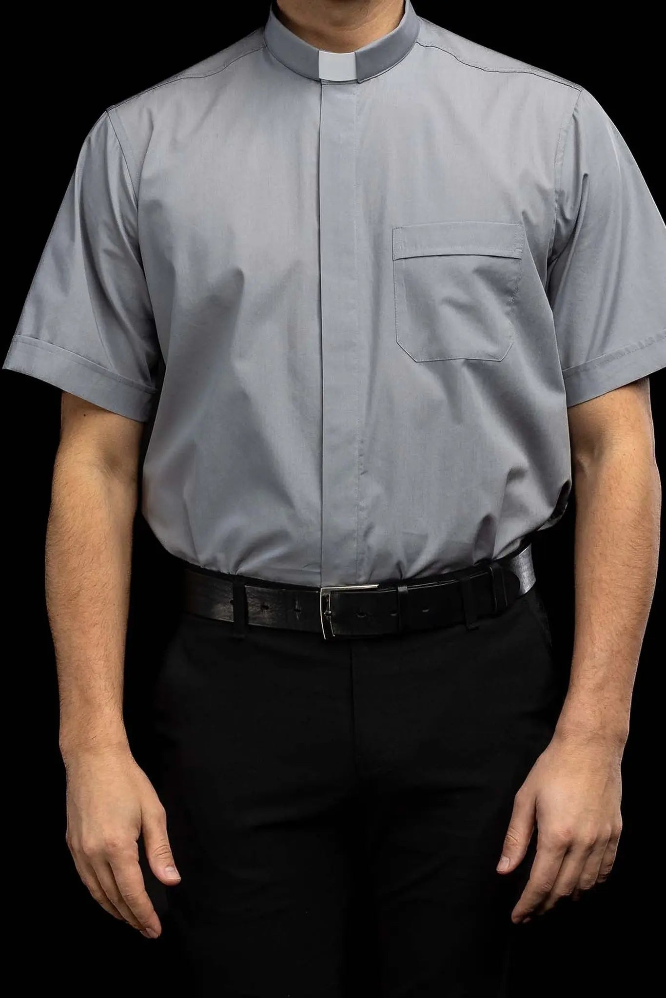 Chemise ecclésiastique gris clair manches courtes avec patte de col