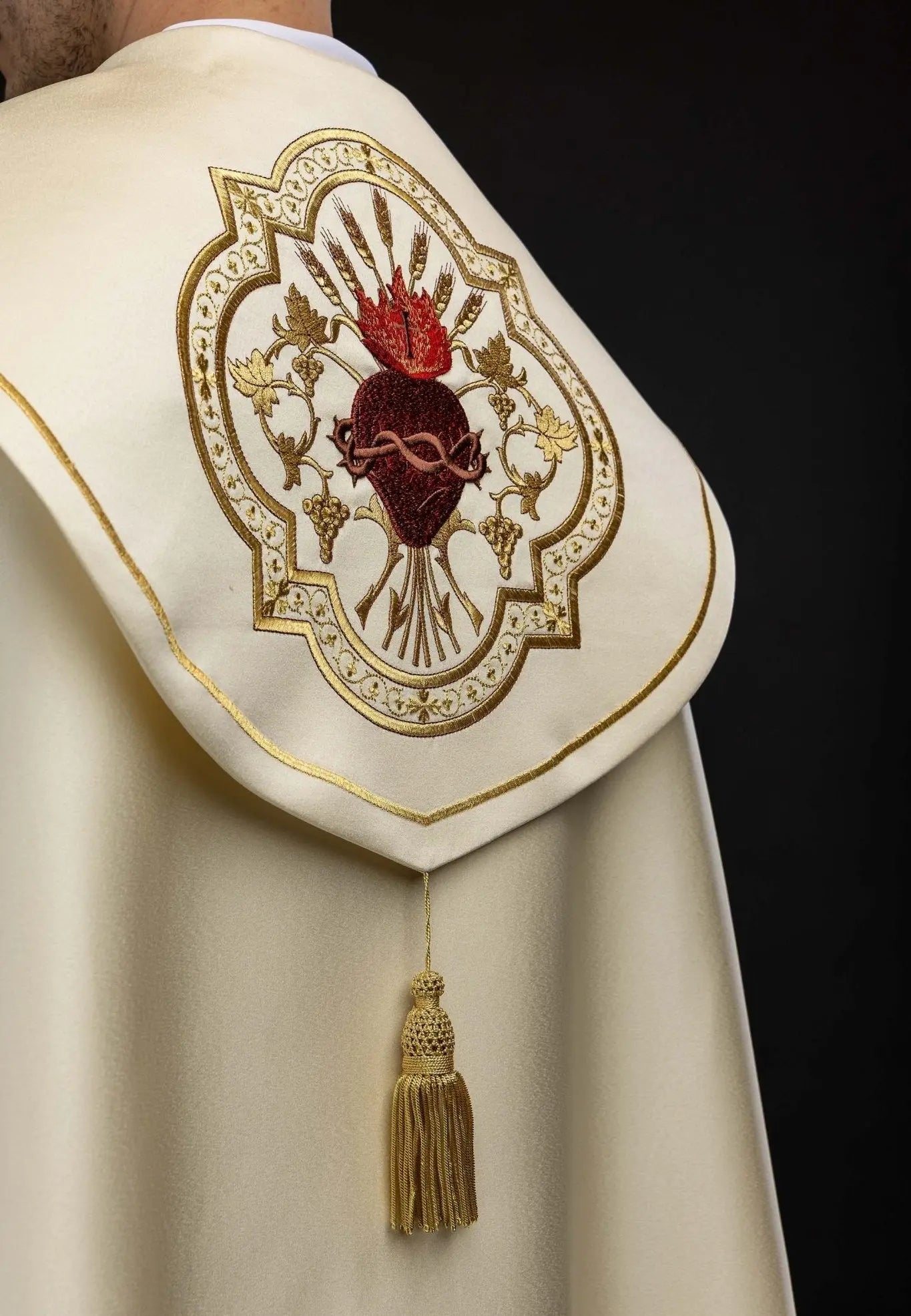 Chape liturgique avec broderie du Sacré-Cœur de Jésus