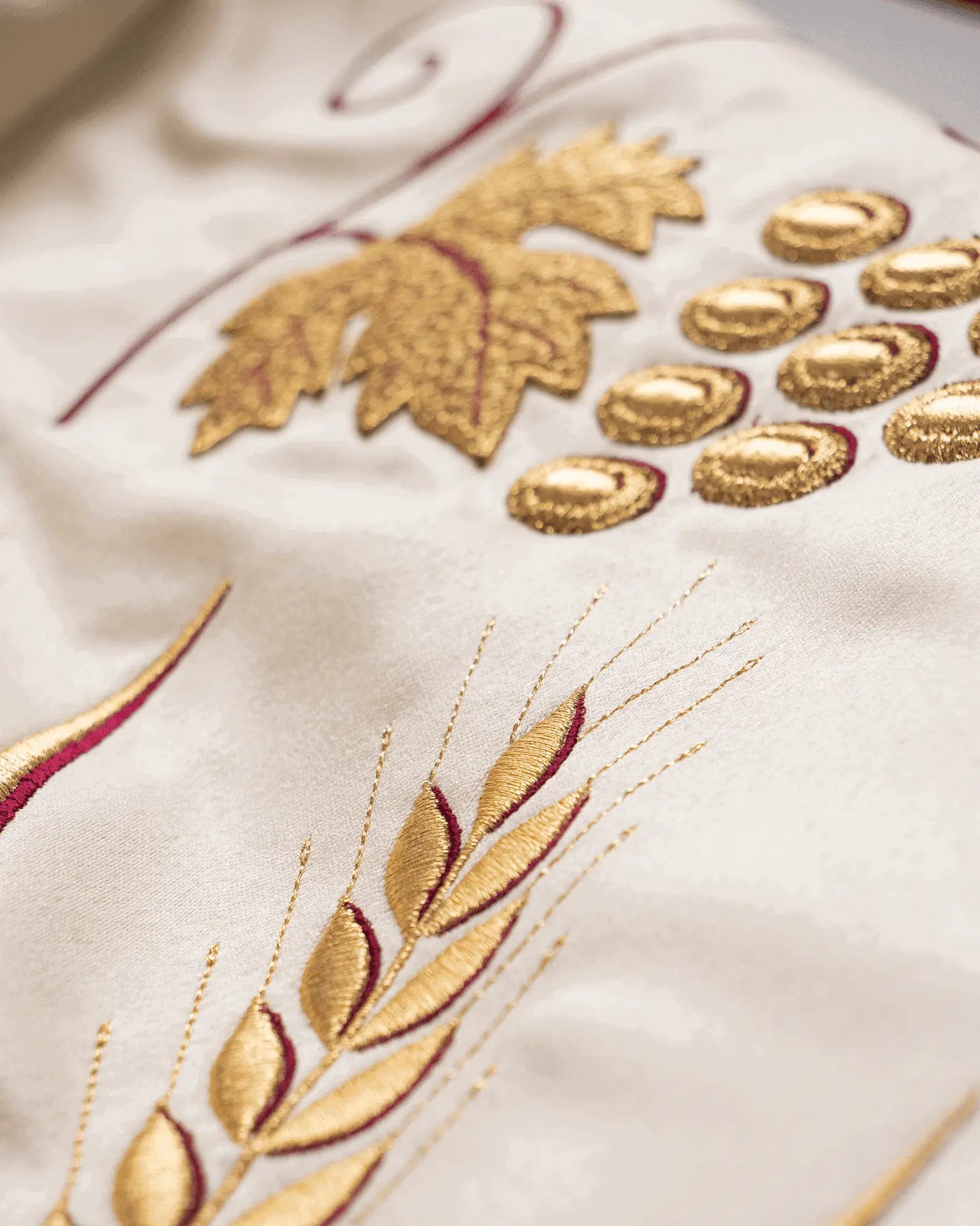 Baldaquin brodé avec motif de calice