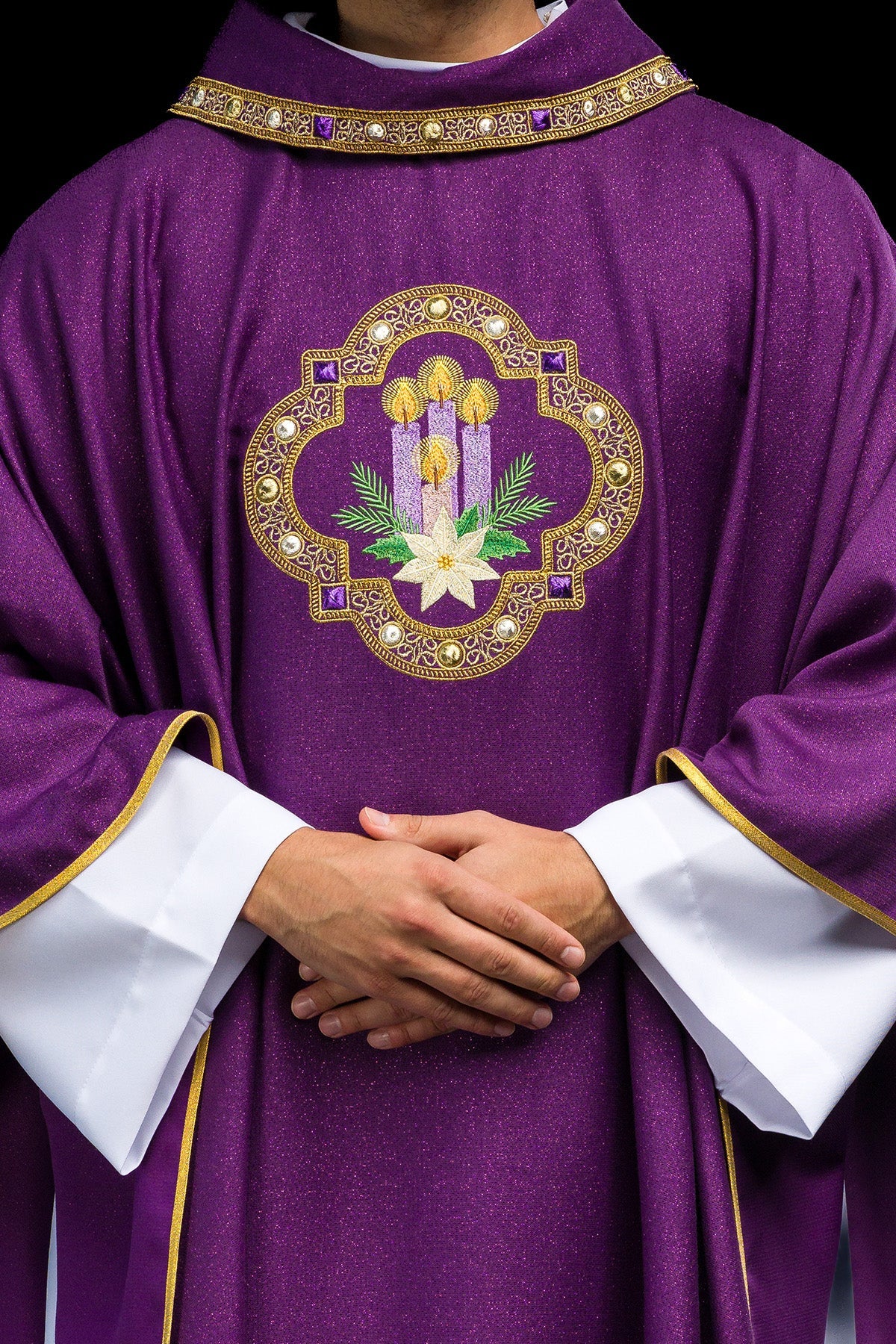 Ornement brodé pour l'Avent cousu sur un tissu brillant
