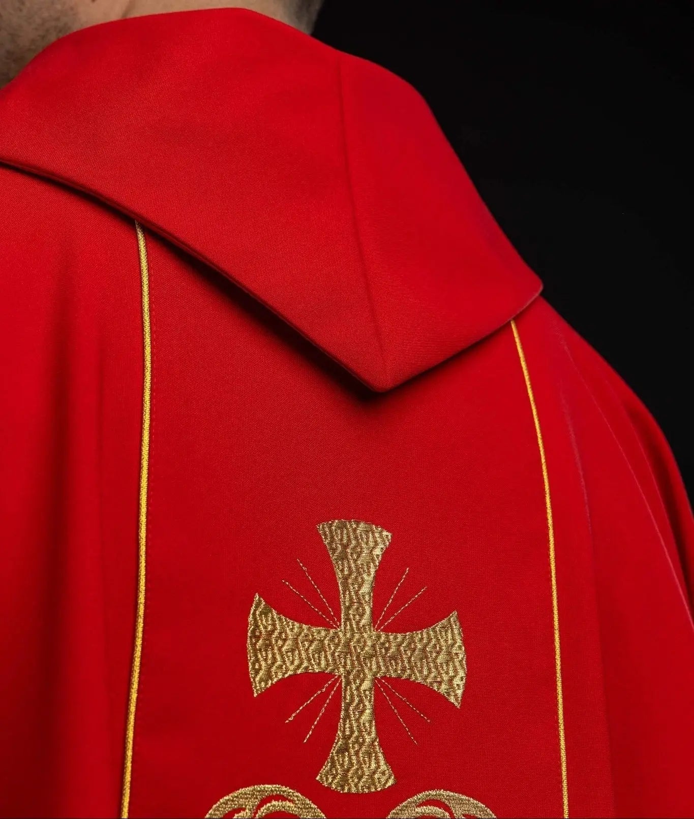 Chasuble liturgique rouge avec bande brodée